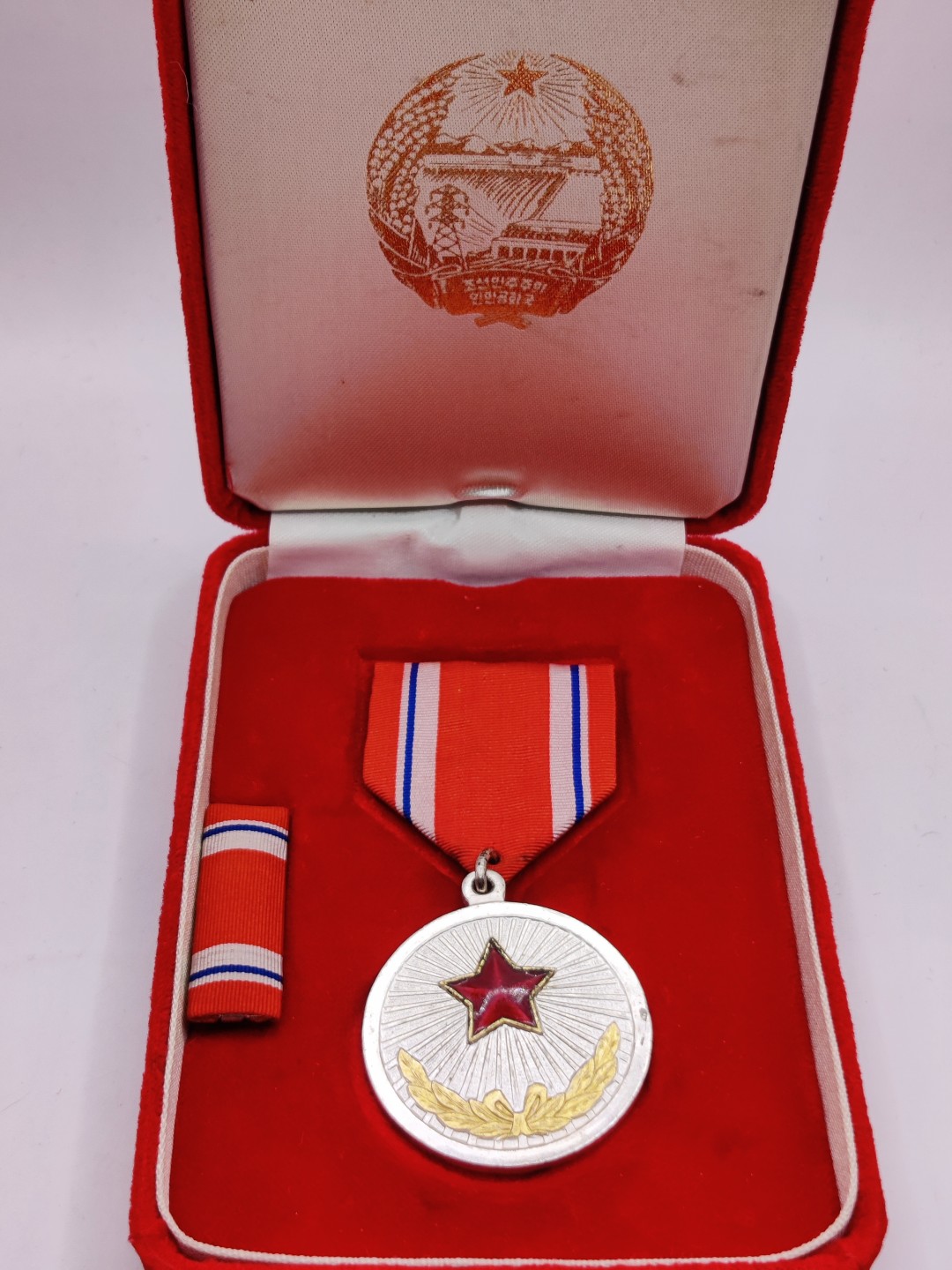 全场0元起拍 第32期 咸鱼国勋章拍卖专场 2月22日（周三）下午6：00开始 朝总联版 烫金国辉盒 朝鲜功劳奖章