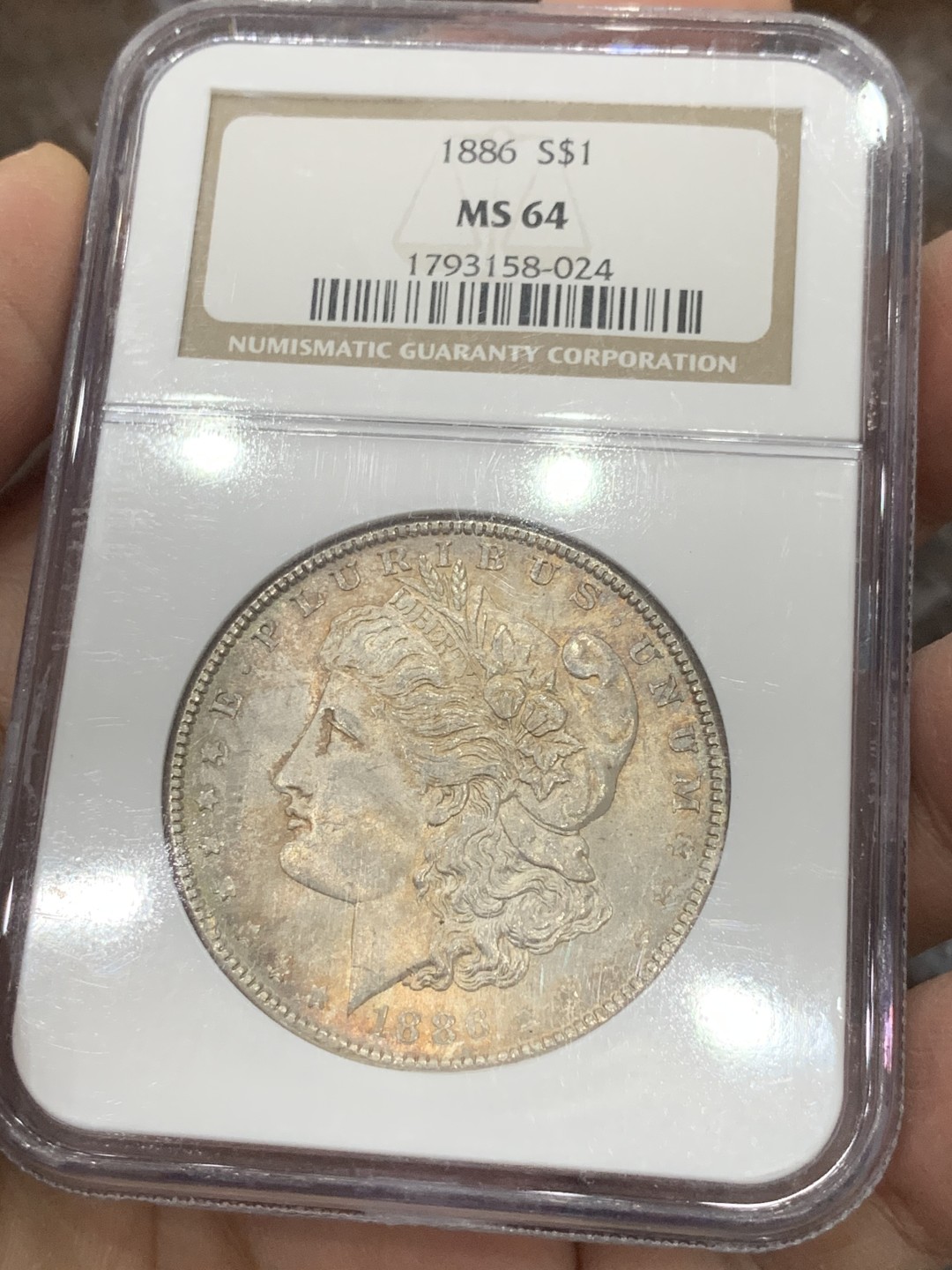 《竞宝斋》第136场-周日，周一连拍 (全场包邮) PCGS-MS64 美国 1886年摩根1美元大银币，背面青绿彩，色泽丰富绚丽。车轮转光，老N盒品质保障