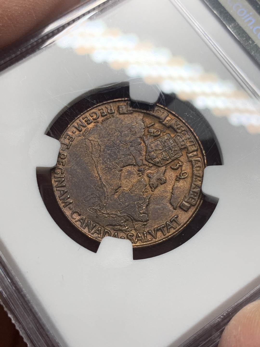 《竞宝斋》第136场-周日，周一连拍 (全场包邮) NGC-MS63BN 英国 1939年 乔治六世 皇室首次访问加拿大纪念铜章。厚重小铜章，背面加拿大地图，河流细节雕琢惊人。铜光亮眼，63高分不易。