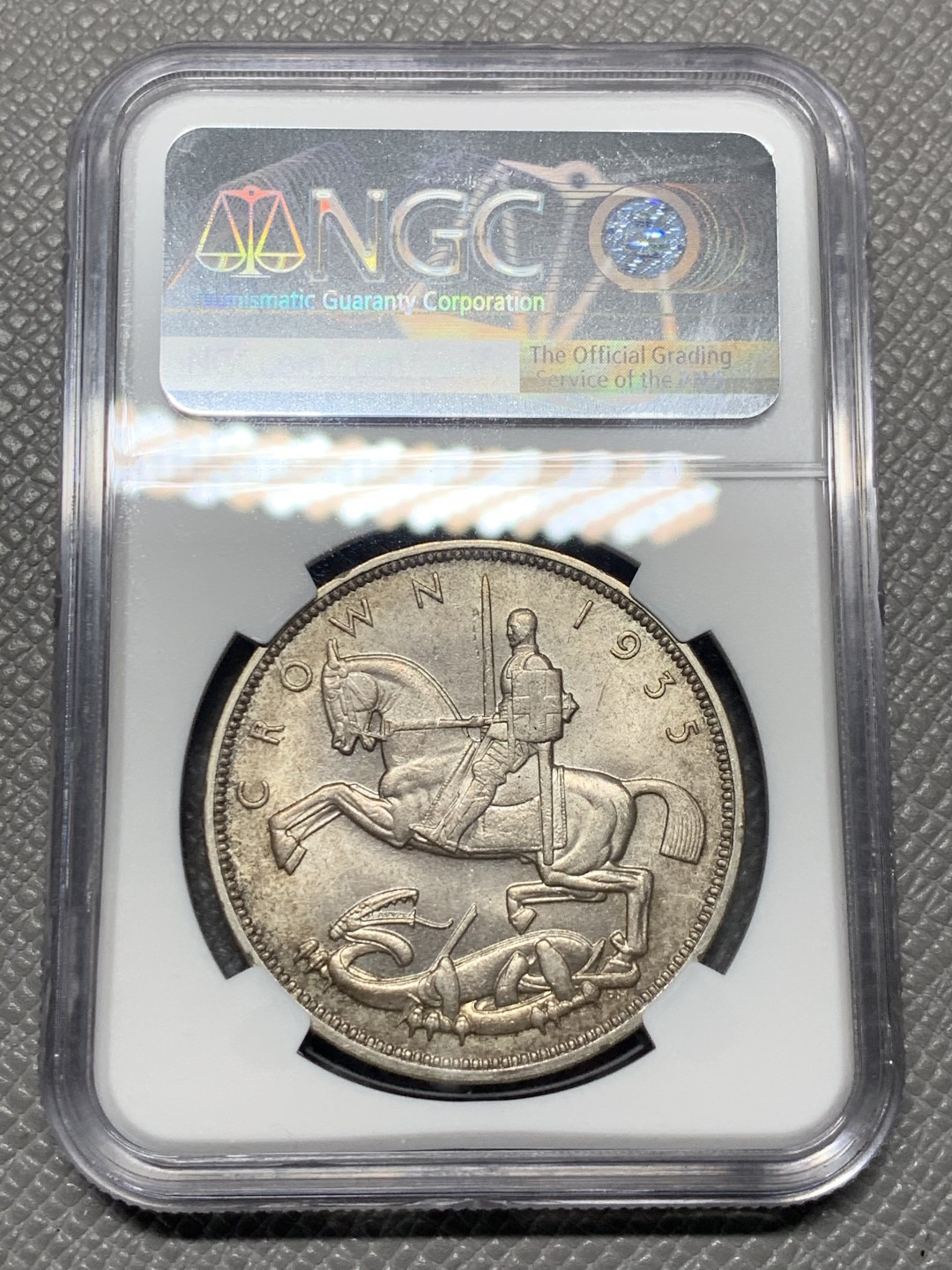 《竞宝斋》第136场-周日，周一连拍 (全场包邮) NGC-MS64  英国 1935年乔治五世一克朗木马剑银币 外拍轻松过千的品种