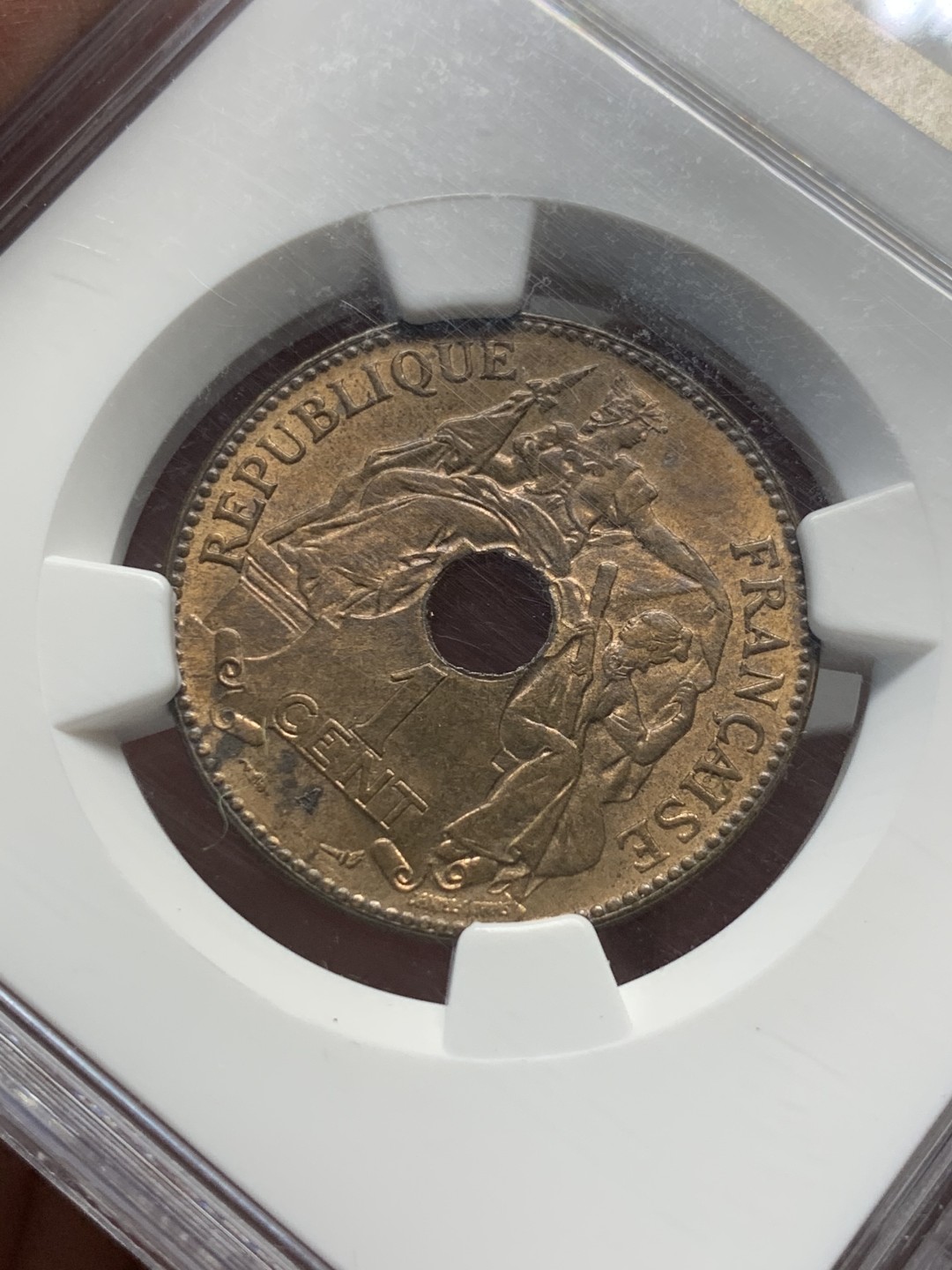 《竞宝斋》第136场-周日，周一连拍 (全场包邮) NGC-MS64RB 印度支那 1902-A 百分之一 大中孔 绝美状态