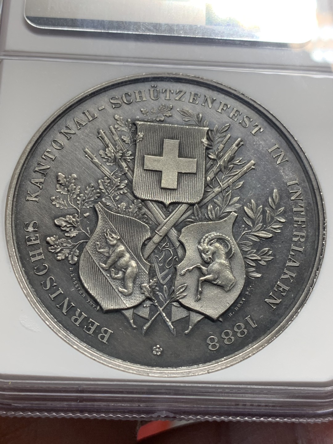 《竞宝斋》第136场-周日，周一连拍 (全场包邮) NGC UND 1888年瑞士因特拉尔肯射击节银章，稀少品种，五彩包浆，镜面底板，可以再试试