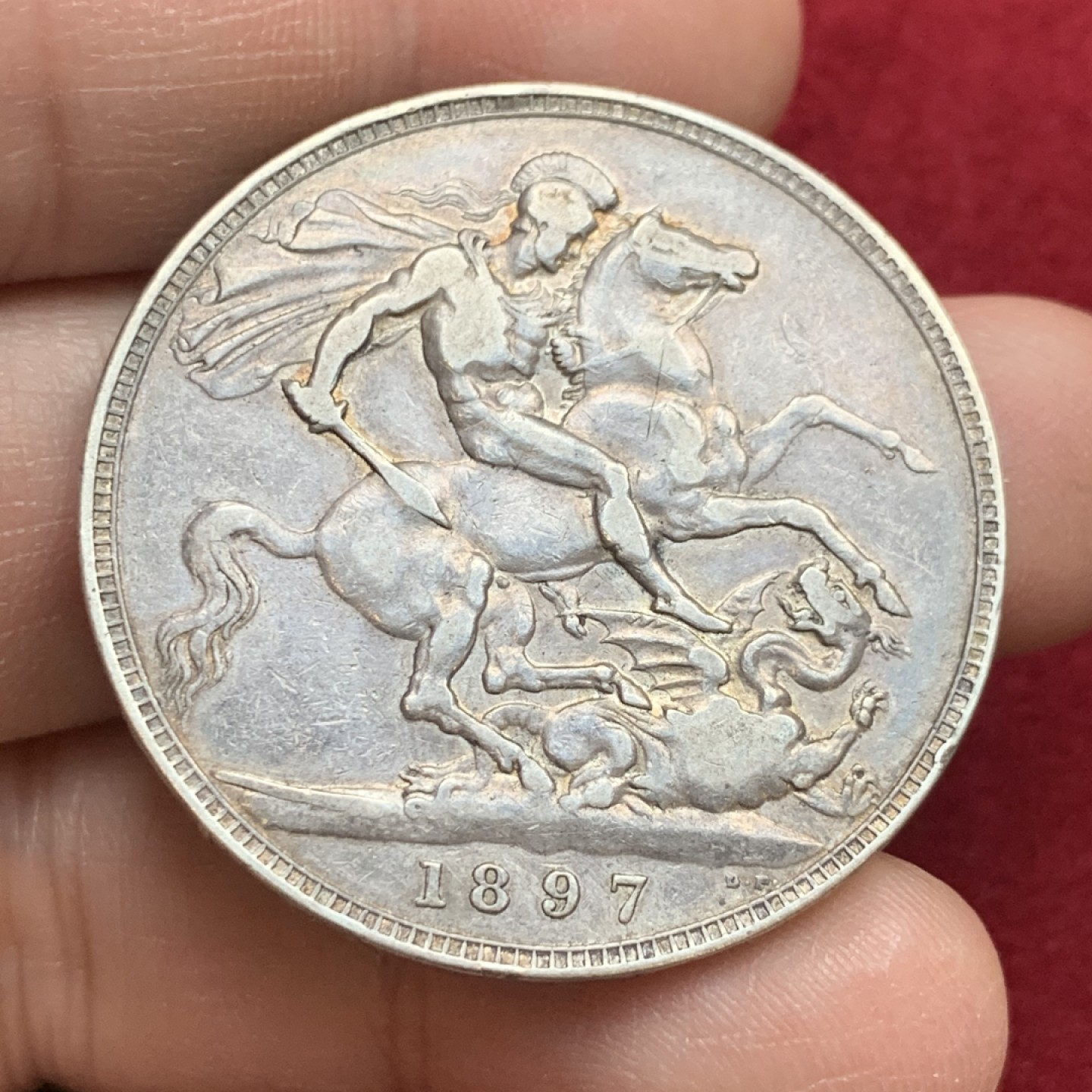 《竞宝斋》第136场-周日，周一连拍 (全场包邮) 英国 1897年LXI边铭  维多利亚 批纱版 一克朗马剑银币 老包浆好味道