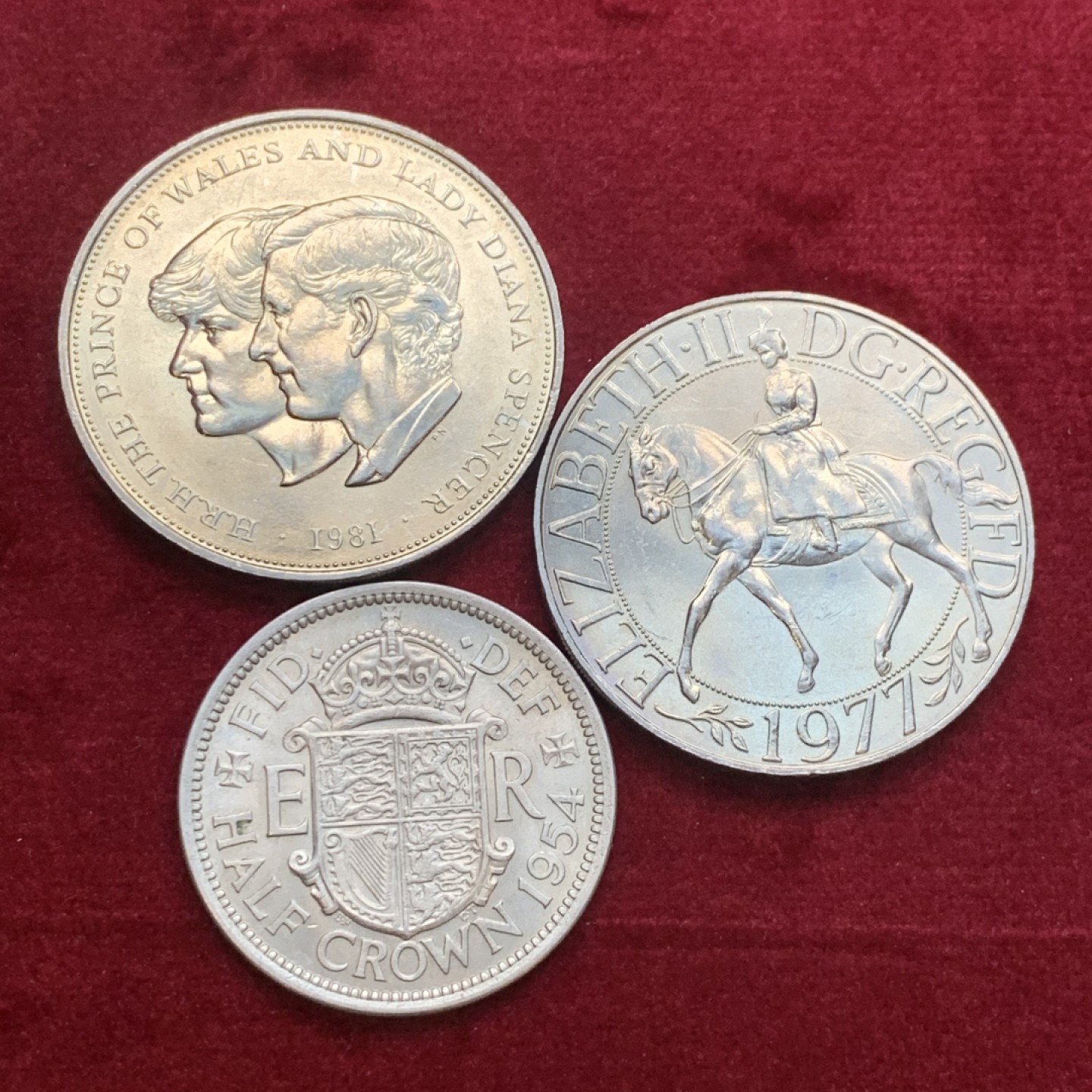 《竞宝斋》第136场-周日，周一连拍 (全场包邮) 英国 3枚一组 1981戴安娜查尔斯大婚纪念，1977伊丽莎白二世登基25周年纪念克朗，1954伊丽莎白半克朗
