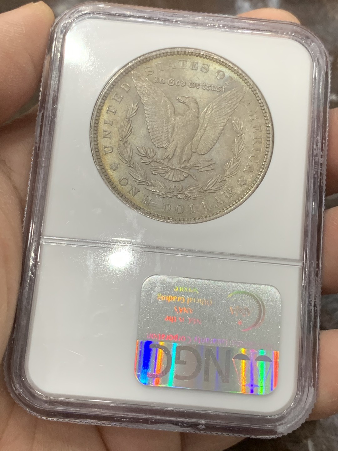 《竞宝斋》第136场-周日，周一连拍 (全场包邮) PCGS-MS64 美国 1886年摩根1美元大银币，背面青绿彩，色泽丰富绚丽。车轮转光，老N盒品质保障