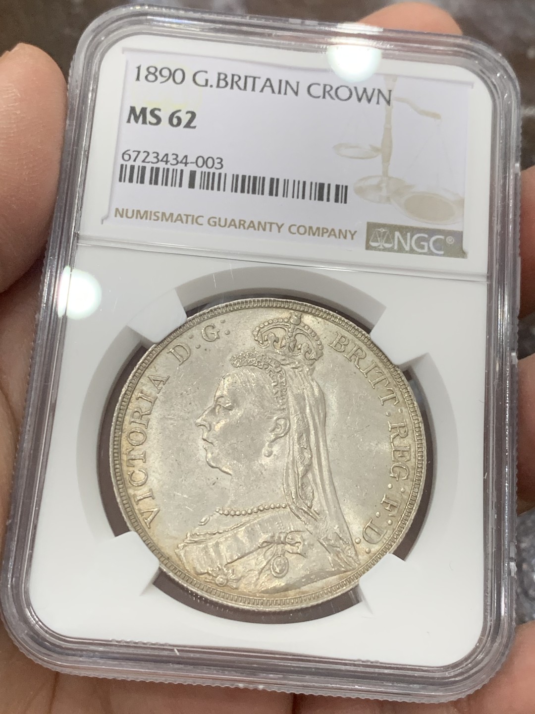 《竞宝斋》第136场-周日，周一连拍 (全场包邮) NGC-MS62 英国 1890年维多利亚一克朗马剑银币 状态很不错 少见年份