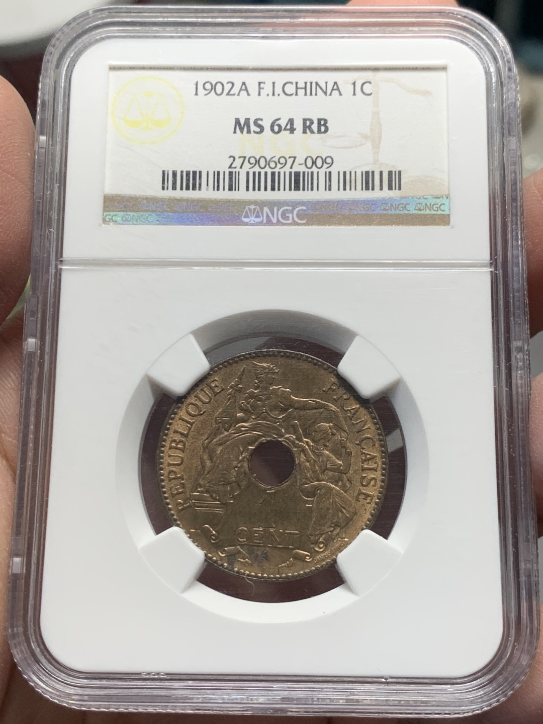 《竞宝斋》第136场-周日，周一连拍 (全场包邮) NGC-MS64RB 印度支那 1902-A 百分之一 大中孔 绝美状态