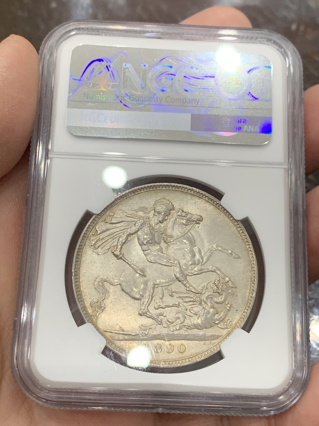 《竞宝斋》第136场-周日，周一连拍 (全场包邮) NGC-MS62 英国 1890年维多利亚一克朗马剑银币 状态很不错 少见年份