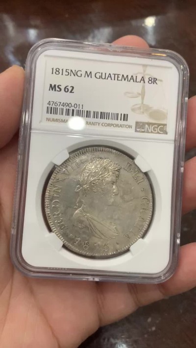 《竞宝斋》第136场-周日，周一连拍 (全场包邮) 冠军分 NGC MS62 危地马拉 1815年 费七 双柱 大银币 花冠无磨损 PL底板 难得