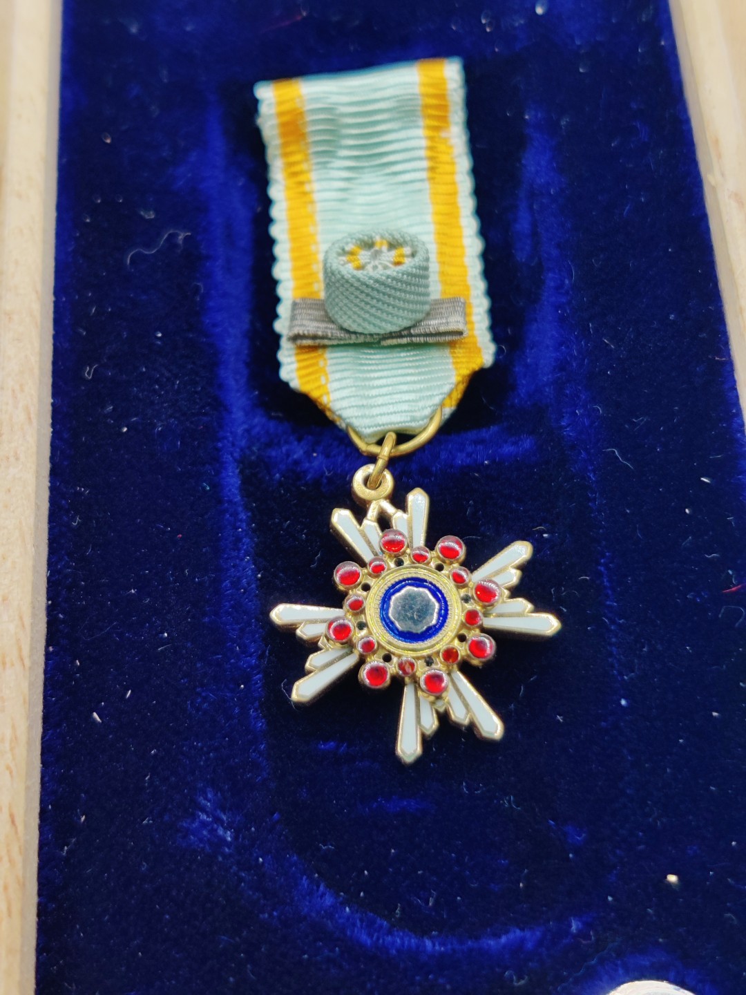 全场0元起拍 第32期 咸鱼国勋章拍卖专场 2月22日（周三）下午6：00开始 日本三等瑞宝迷你章 纯银造币局制