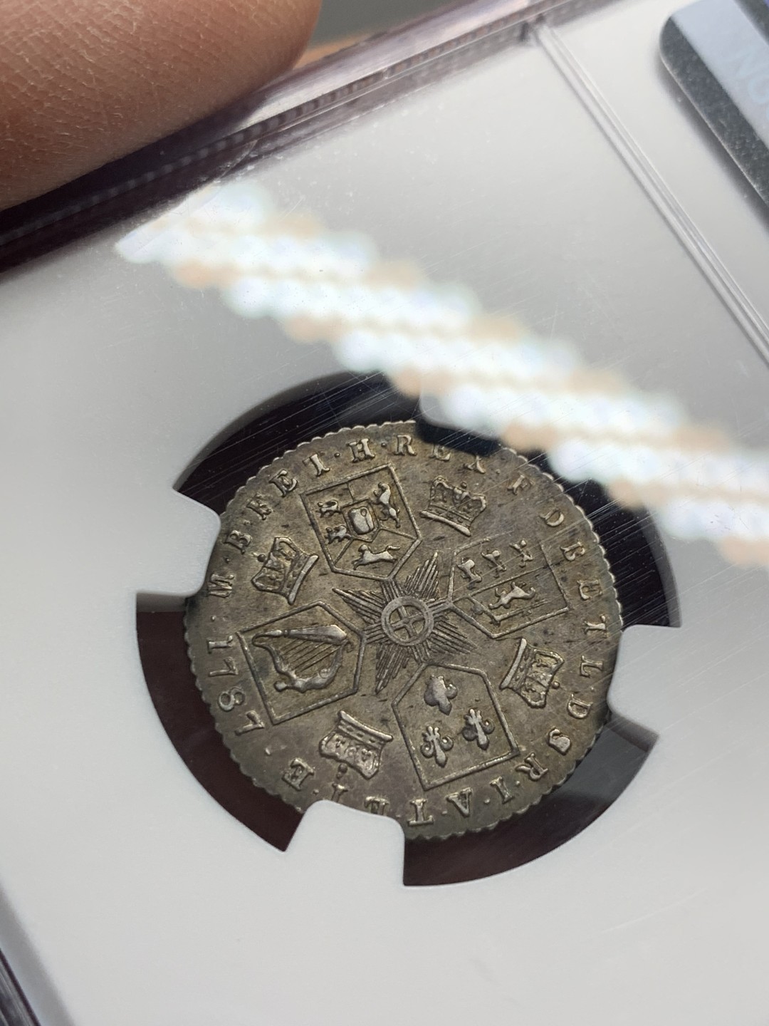 《竞宝斋》第136场-周日，周一连拍 (全场包邮) NGC AU55 1787 年英国乔治三世6便士 只发行了这一年，为发行前期的无心版，较后期发行的有心版贵。经典的英国包浆，细节完整，乔三胸像依旧栩栩如生