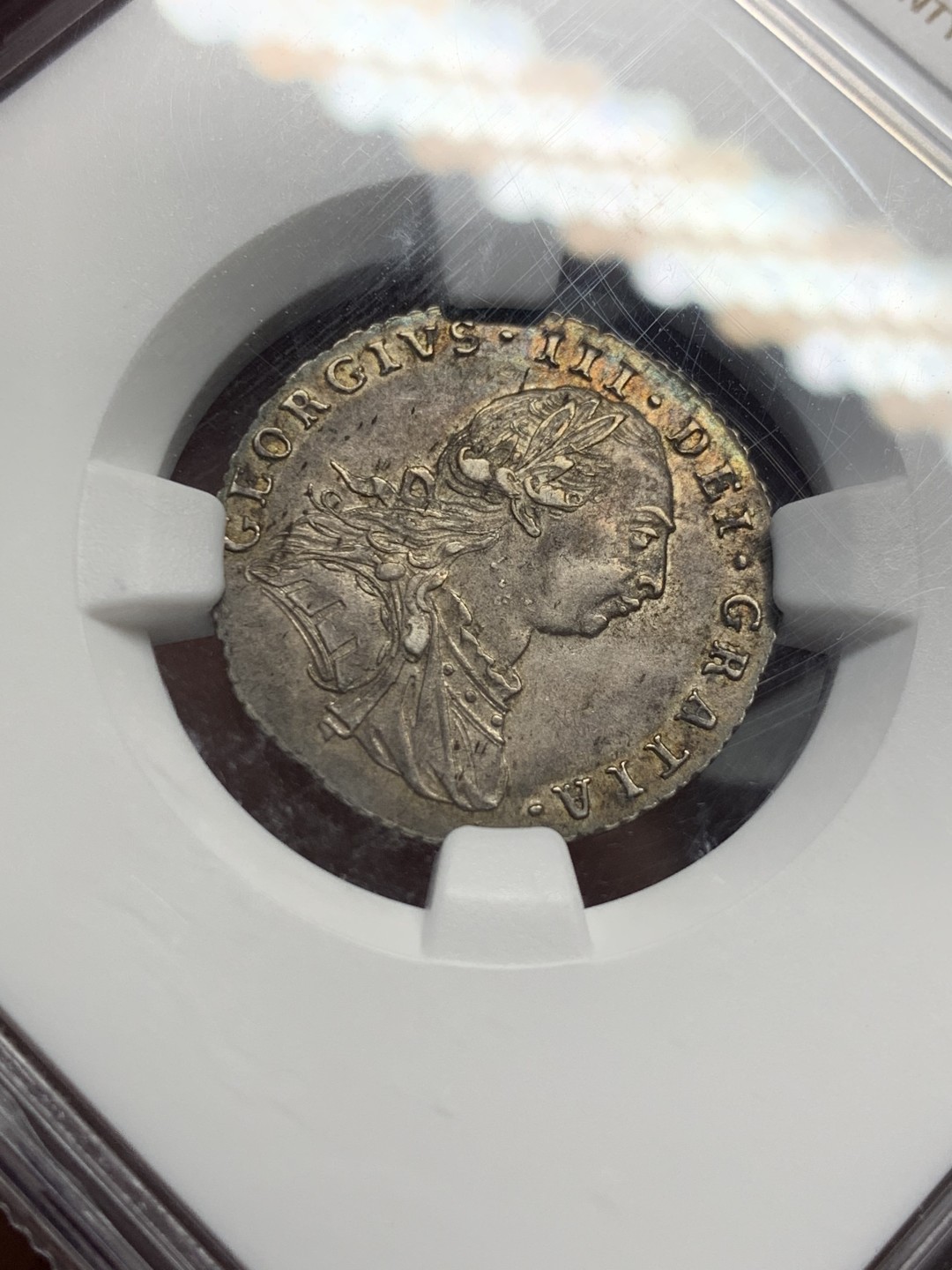 《竞宝斋》第136场-周日，周一连拍 (全场包邮) NGC AU55 1787 年英国乔治三世6便士 只发行了这一年，为发行前期的无心版，较后期发行的有心版贵。经典的英国包浆，细节完整，乔三胸像依旧栩栩如生