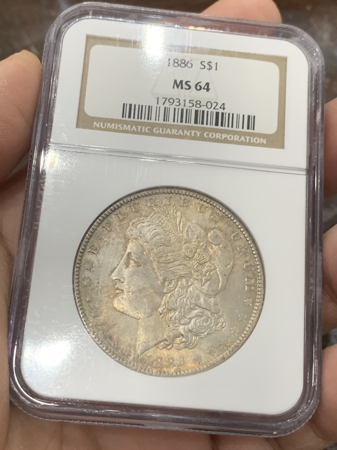 《竞宝斋》第136场-周日，周一连拍 (全场包邮) PCGS-MS64 美国 1886年摩根1美元大银币，背面青绿彩，色泽丰富绚丽。车轮转光，老N盒品质保障