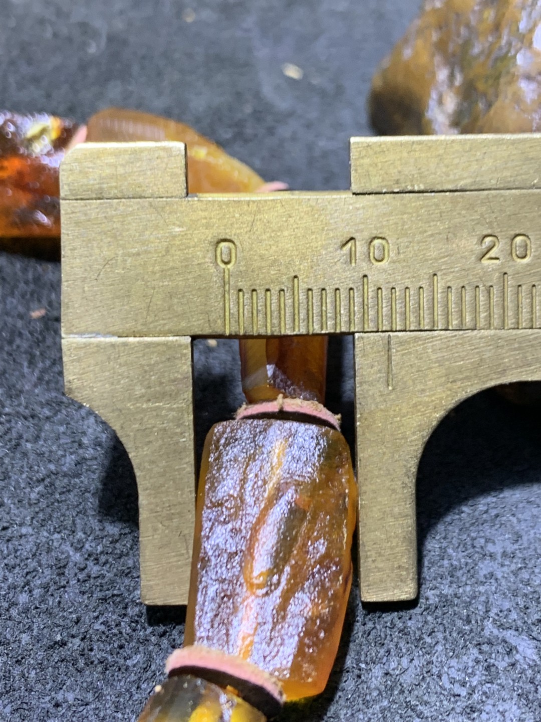 精美天然乌克兰蜜蜡原石打磨随形手串1条！