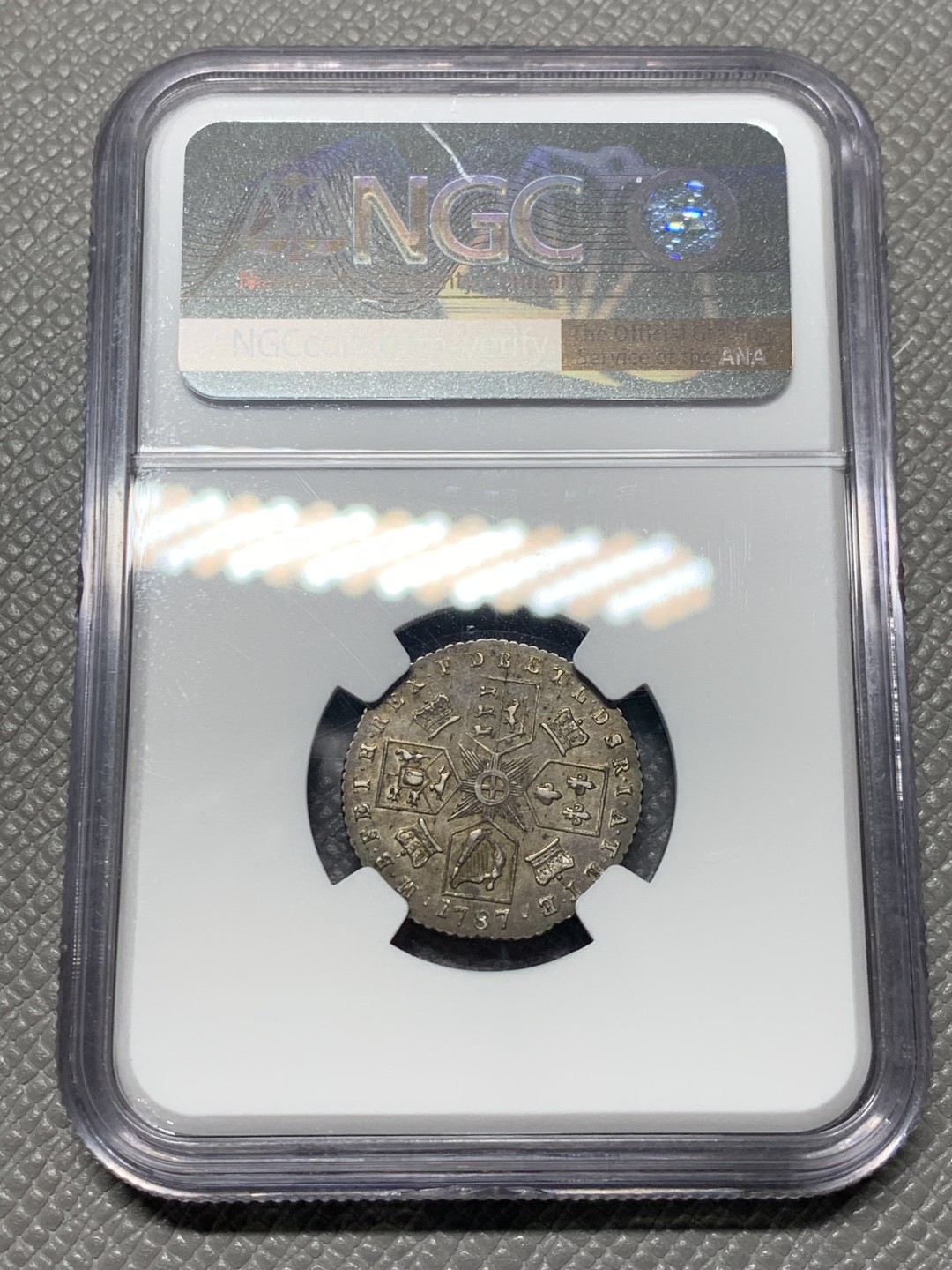《竞宝斋》第136场-周日，周一连拍 (全场包邮) NGC AU55 1787 年英国乔治三世6便士 只发行了这一年，为发行前期的无心版，较后期发行的有心版贵。经典的英国包浆，细节完整，乔三胸像依旧栩栩如生