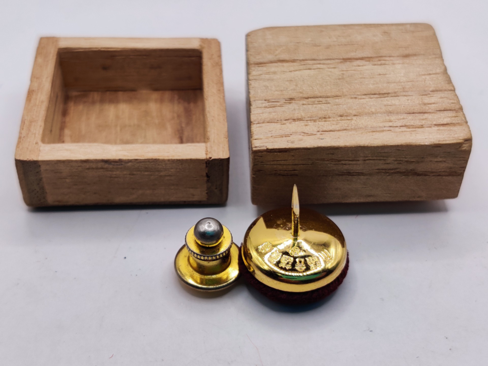 全场0元起拍 第32期 咸鱼国勋章拍卖专场 2月22日（周三）下午6：00开始 日本市议员证章