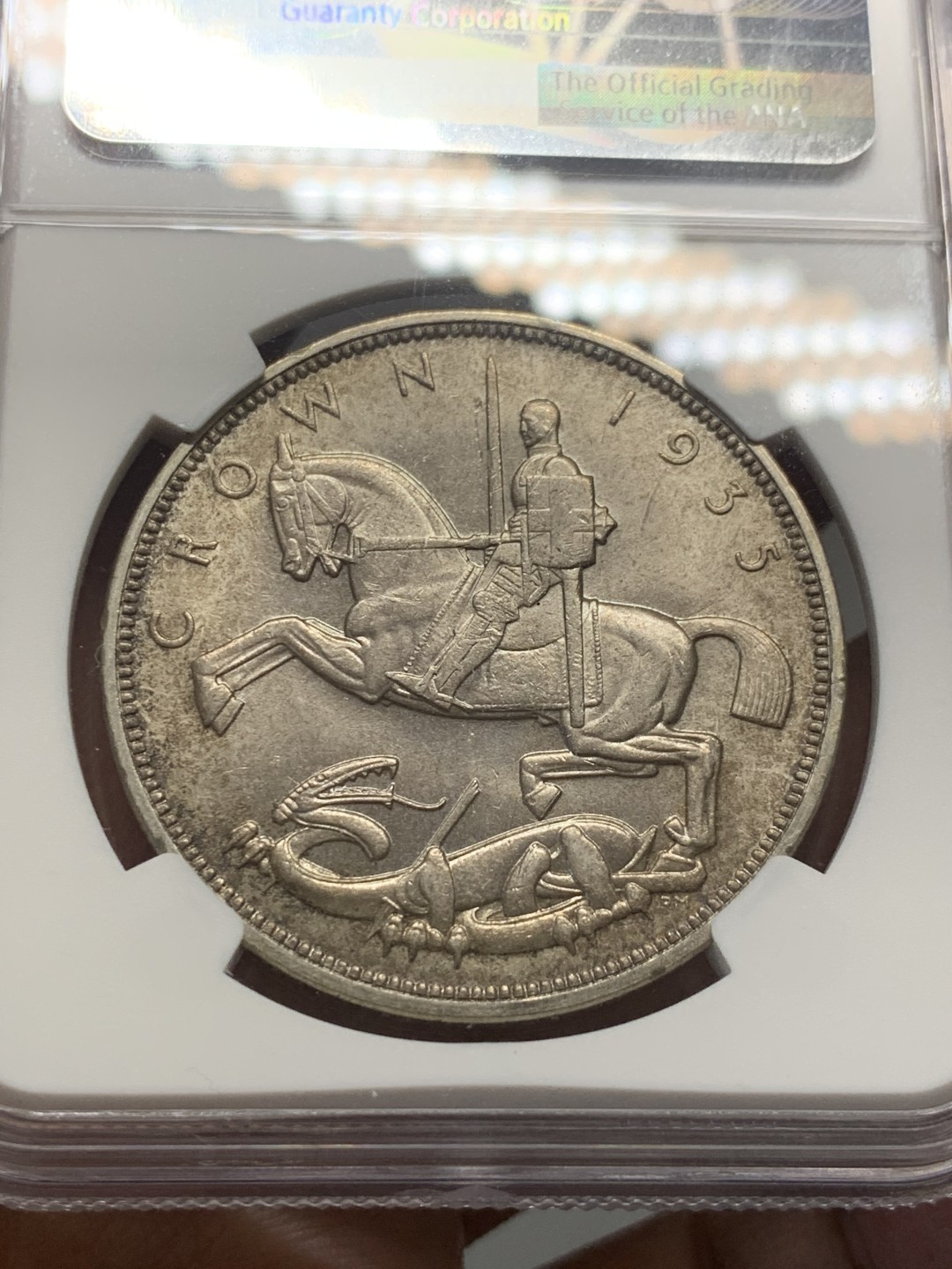 《竞宝斋》第136场-周日，周一连拍 (全场包邮) NGC-MS64  英国 1935年乔治五世一克朗木马剑银币 外拍轻松过千的品种