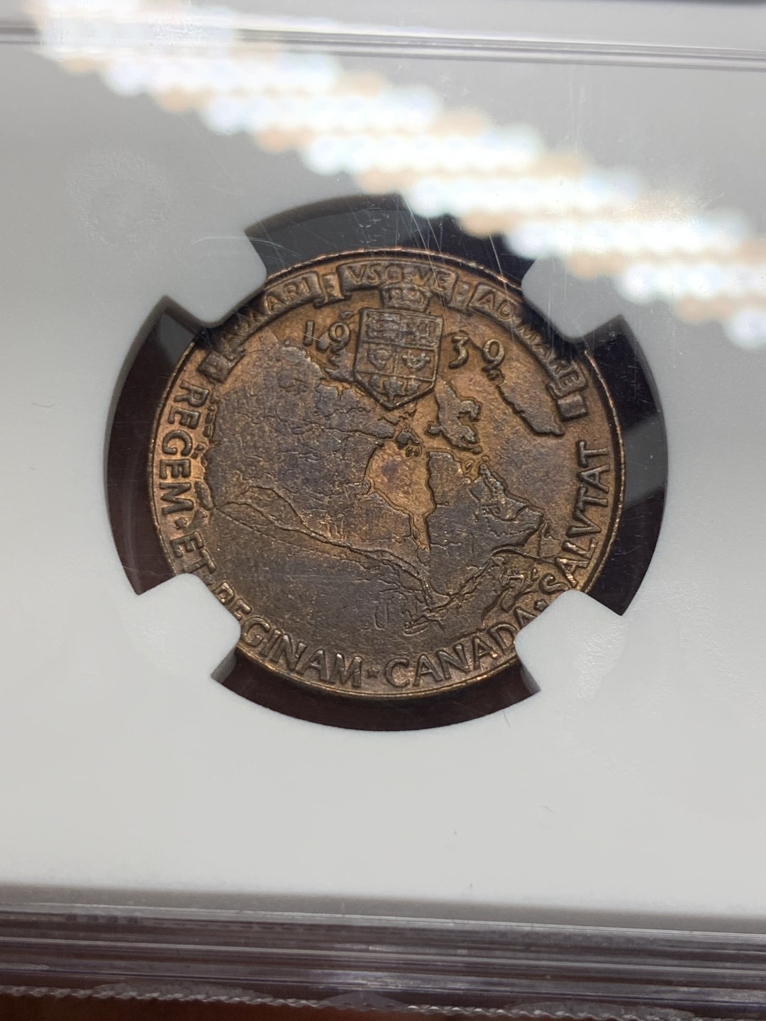 《竞宝斋》第136场-周日，周一连拍 (全场包邮) NGC-MS63BN 英国 1939年 乔治六世 皇室首次访问加拿大纪念铜章。厚重小铜章，背面加拿大地图，河流细节雕琢惊人。铜光亮眼，63高分不易。