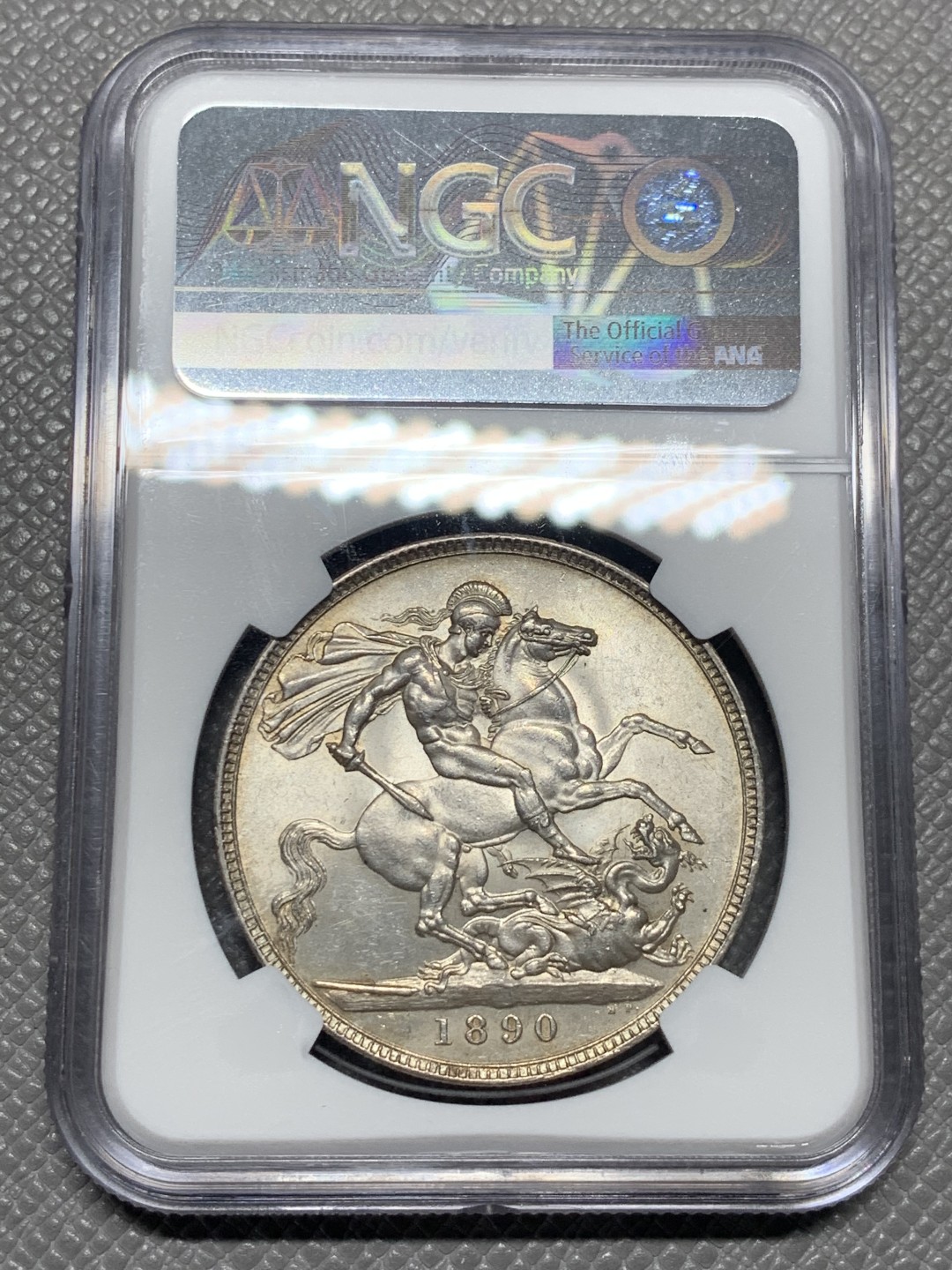 《竞宝斋》第136场-周日，周一连拍 (全场包邮) NGC-MS62 英国 1890年维多利亚一克朗马剑银币 状态很不错 少见年份