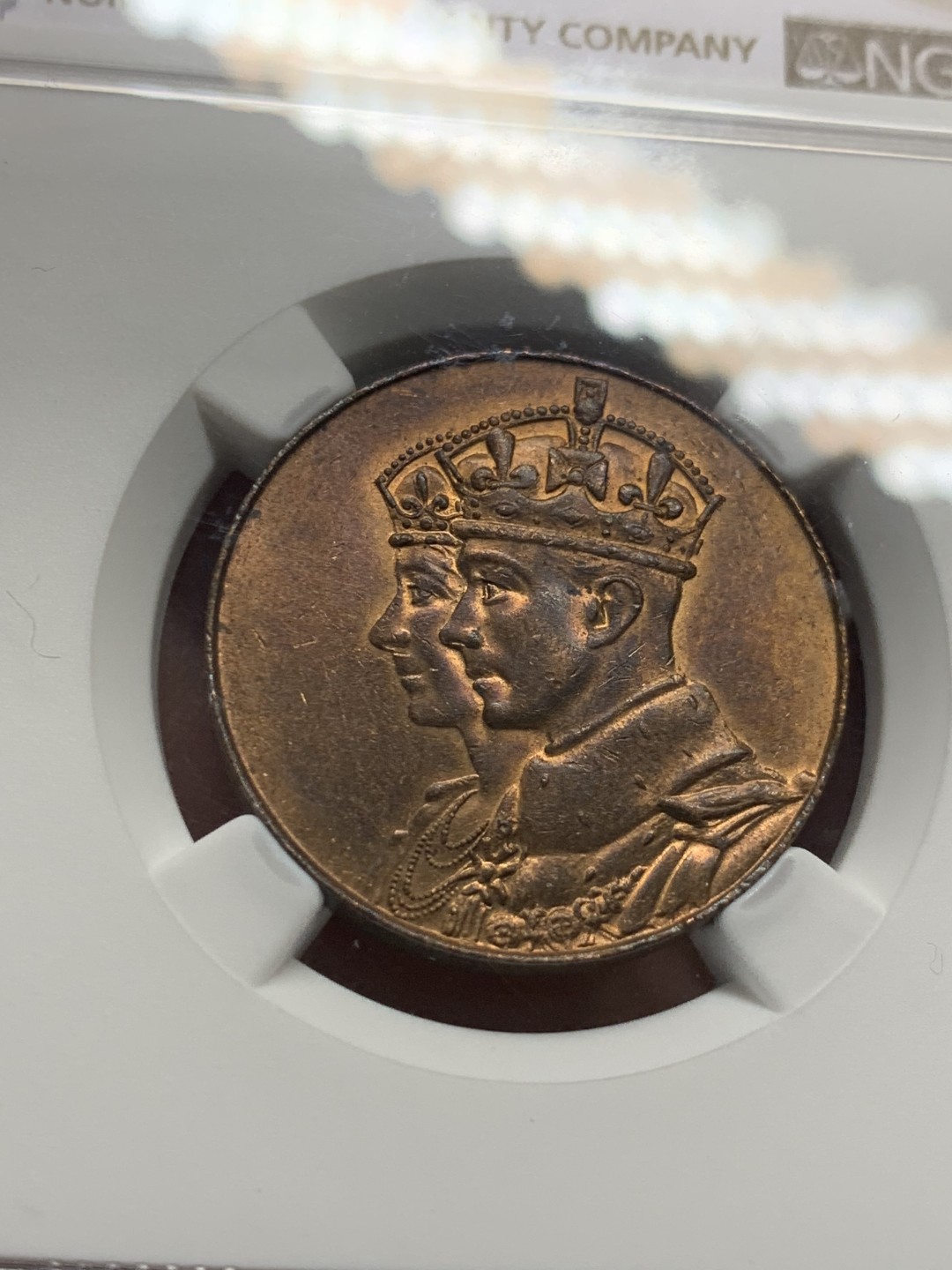 《竞宝斋》第136场-周日，周一连拍 (全场包邮) NGC-MS63BN 英国 1939年 乔治六世 皇室首次访问加拿大纪念铜章。厚重小铜章，背面加拿大地图，河流细节雕琢惊人。铜光亮眼，63高分不易。