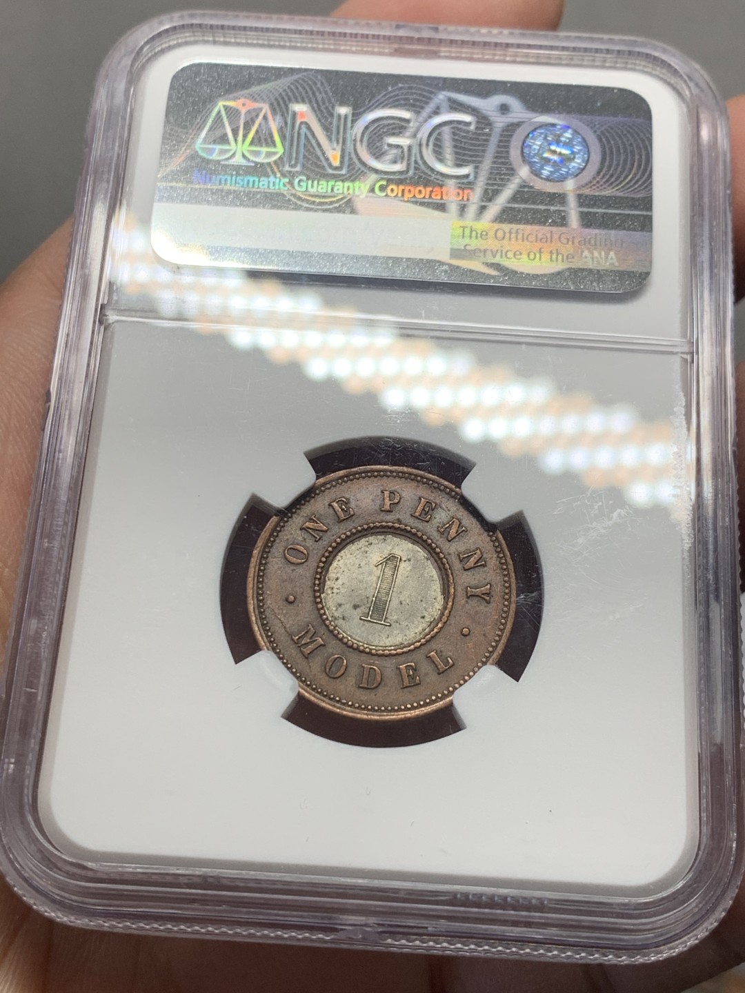 《竞宝斋》第136场-周日，周一连拍 (全场包邮) NGC MS63分1844年英国双色便士。亚军分，往上只有64分。边缘铜色保留较好接近RB的程度，中心银层无损带转光！一个非常不错的币