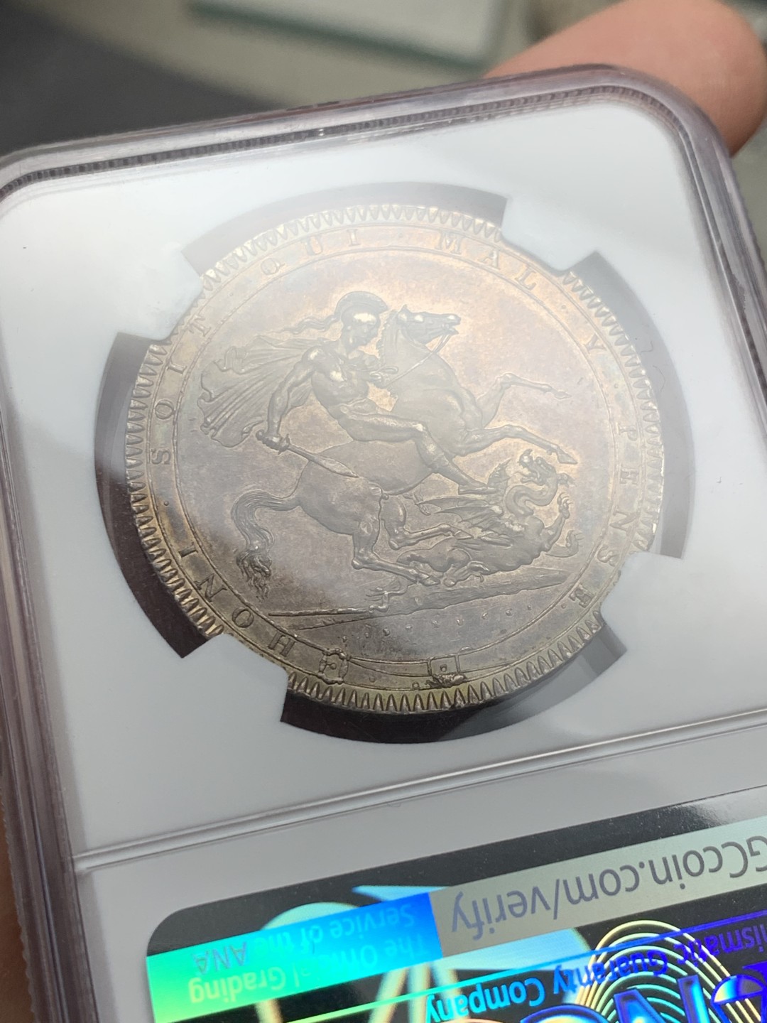 《竞宝斋》第136场-周日，周一连拍 (全场包邮) NGC-MS61 英国 1818年乔治三世一克朗马剑银币 深色包浆带光