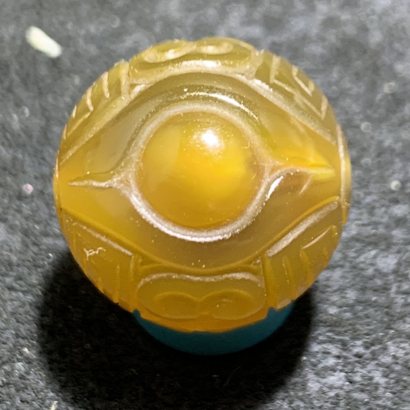 精美高润度冻料飘金沙鸡油黄蒙料战国红雕刻天眼回纹珠子一颗，
