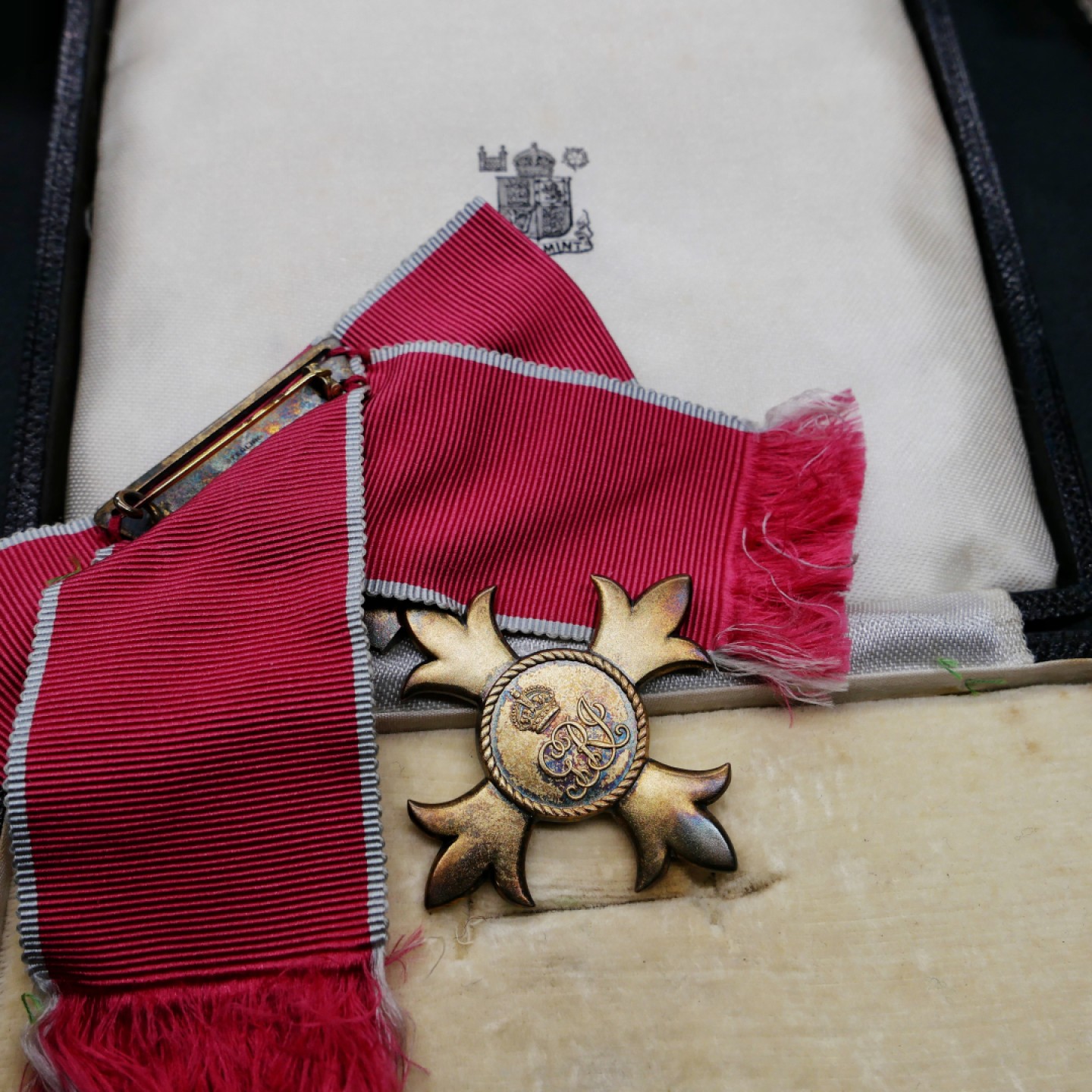 交易所2月25日英国/联邦币章专场 英国军官级大英帝国勋章，银质镀金，皇家造币厂原盒，女版