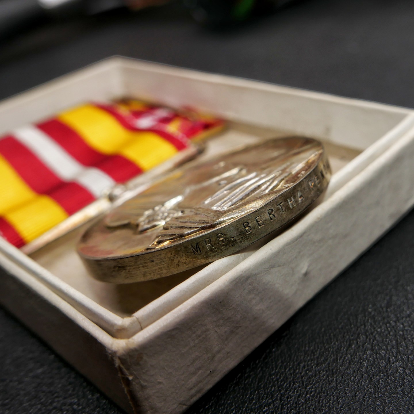 交易所2月25日英国/联邦币章专场 英国志愿医疗服务奖章，银质原盒，配略章