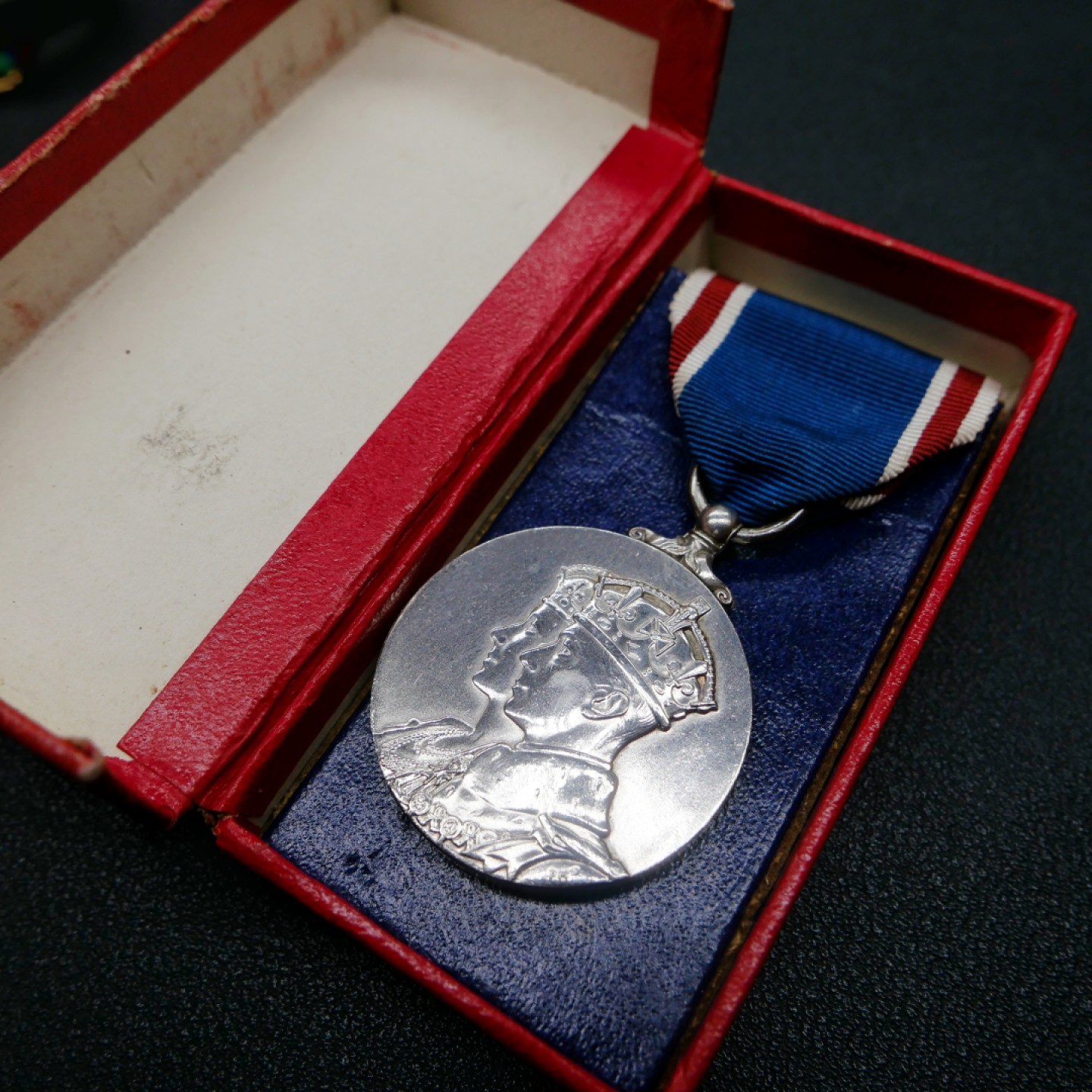 交易所2月25日英国/联邦币章专场 英王乔治六世登基加冕奖章，银质，原盒