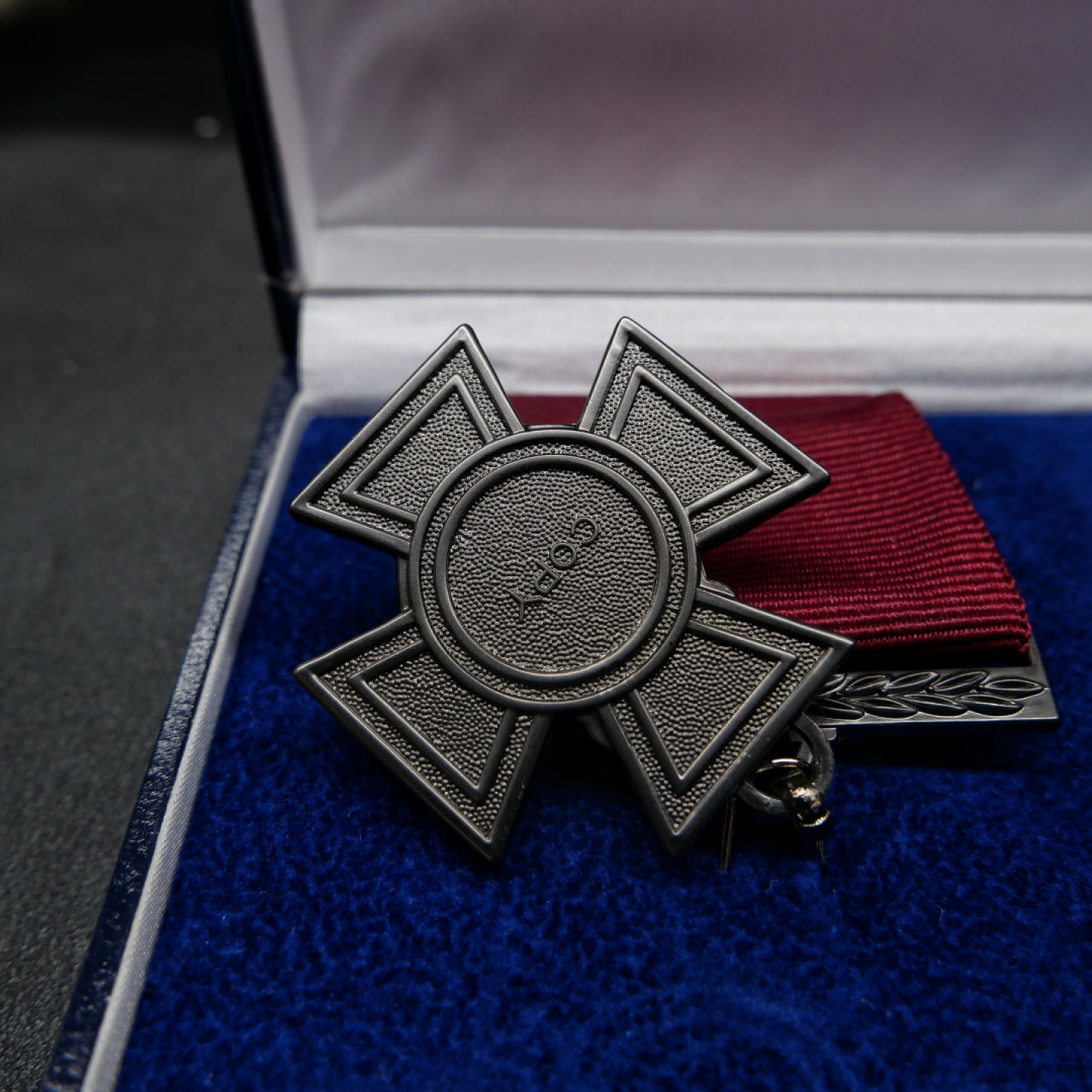 交易所2月25日英国/联邦币章专场 英国维多利亚十字奖章纪念银币套章，银币999银，1盎司，限量发售