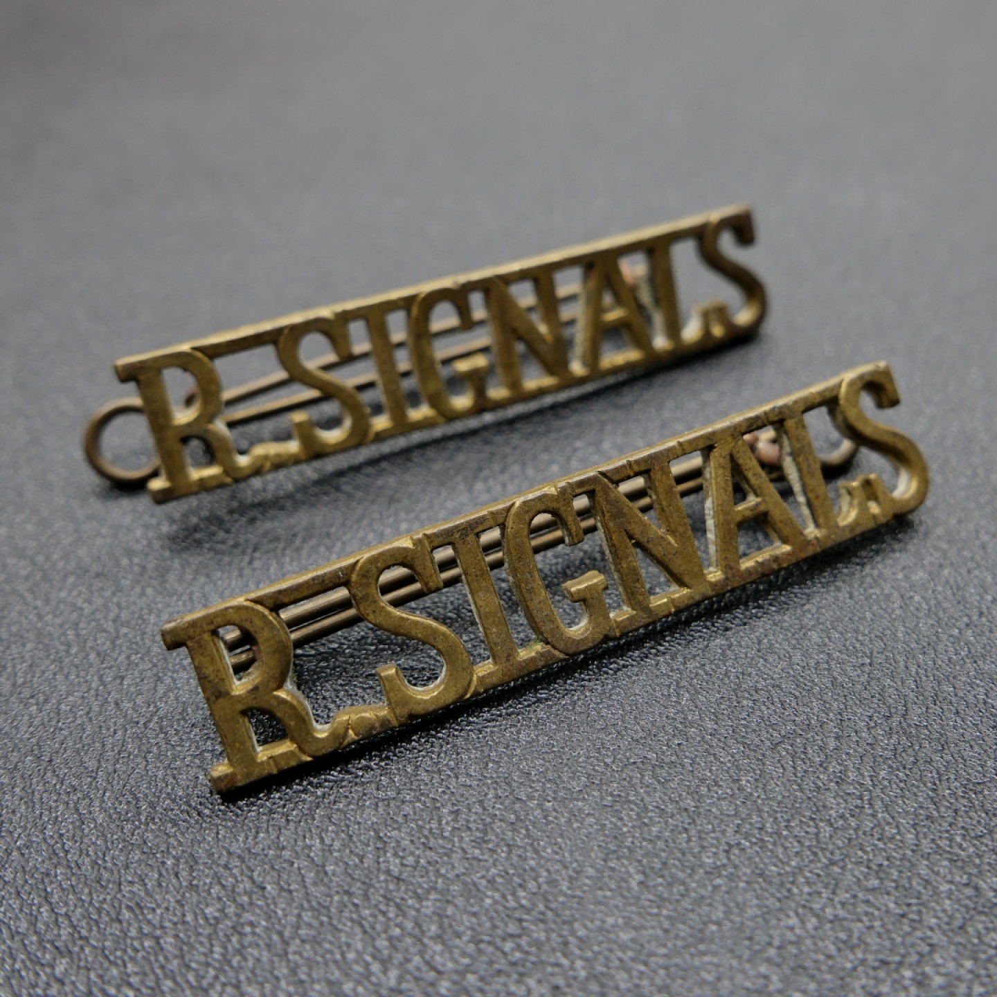 交易所2月25日英国/联邦币章专场 英国皇家信号兵肩章军种章，铜质