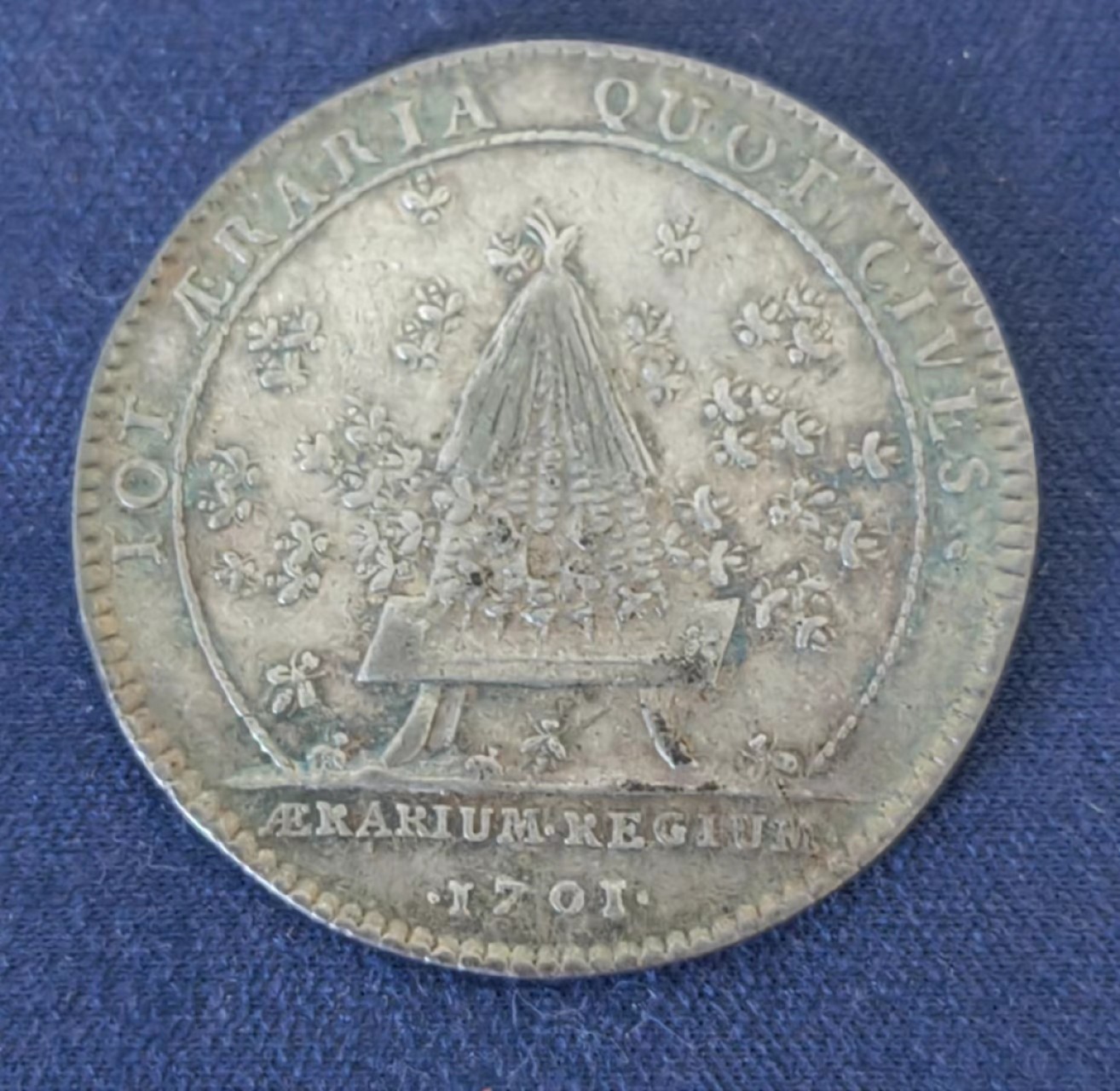 精品八角代币jeton专场第8期（路易大帝，拿破仑，安托瓦内特，新艺术） 1701年法国银jeton皇家宝藏，28mm7g。