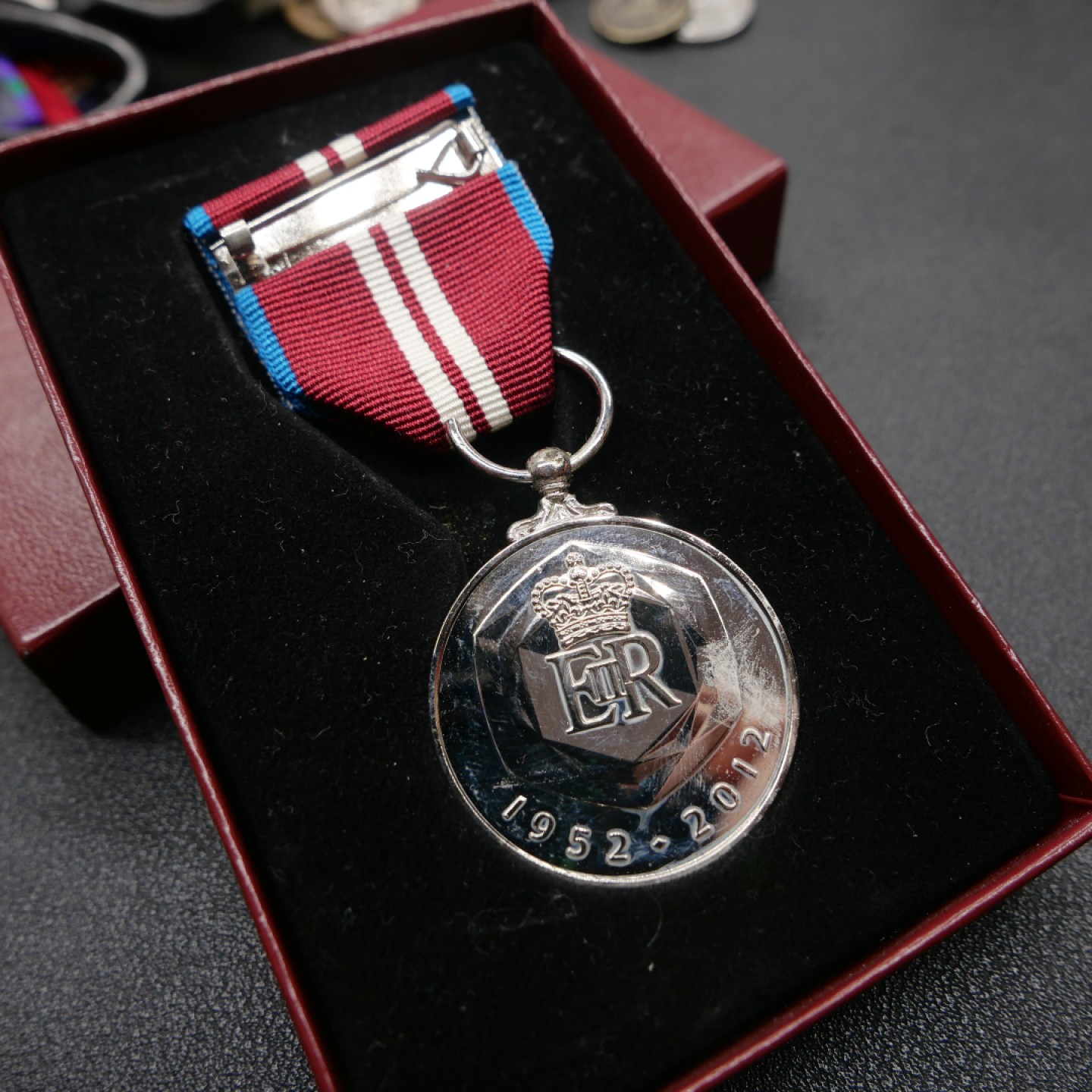 交易所2月25日英国/联邦币章专场 英国伊丽莎白二世钻禧奖章，纪念其在位60年（1952-2012），原盒