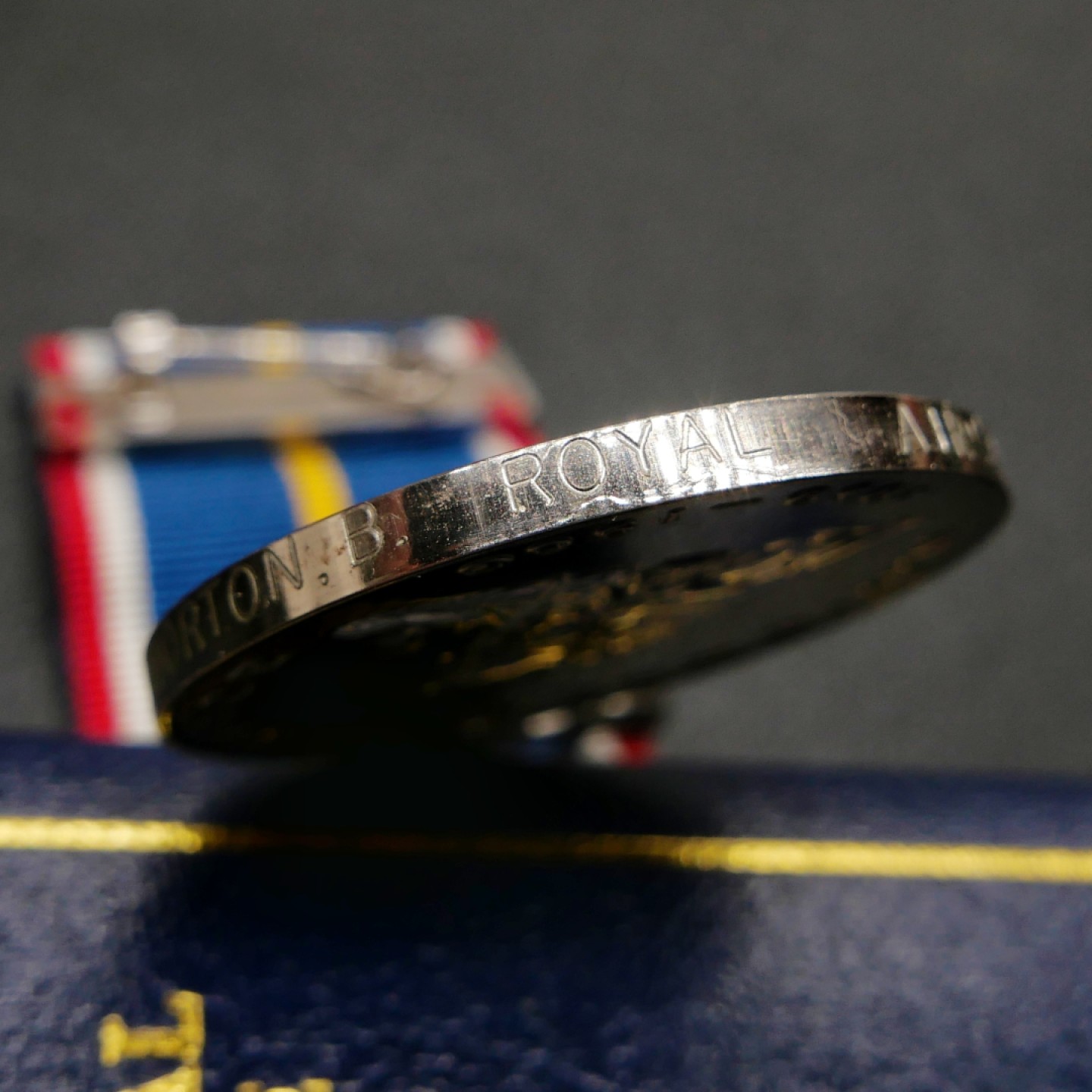 交易所2月25日英国/联邦币章专场 英国国防服务奖章，原盒，授予皇家空军老兵