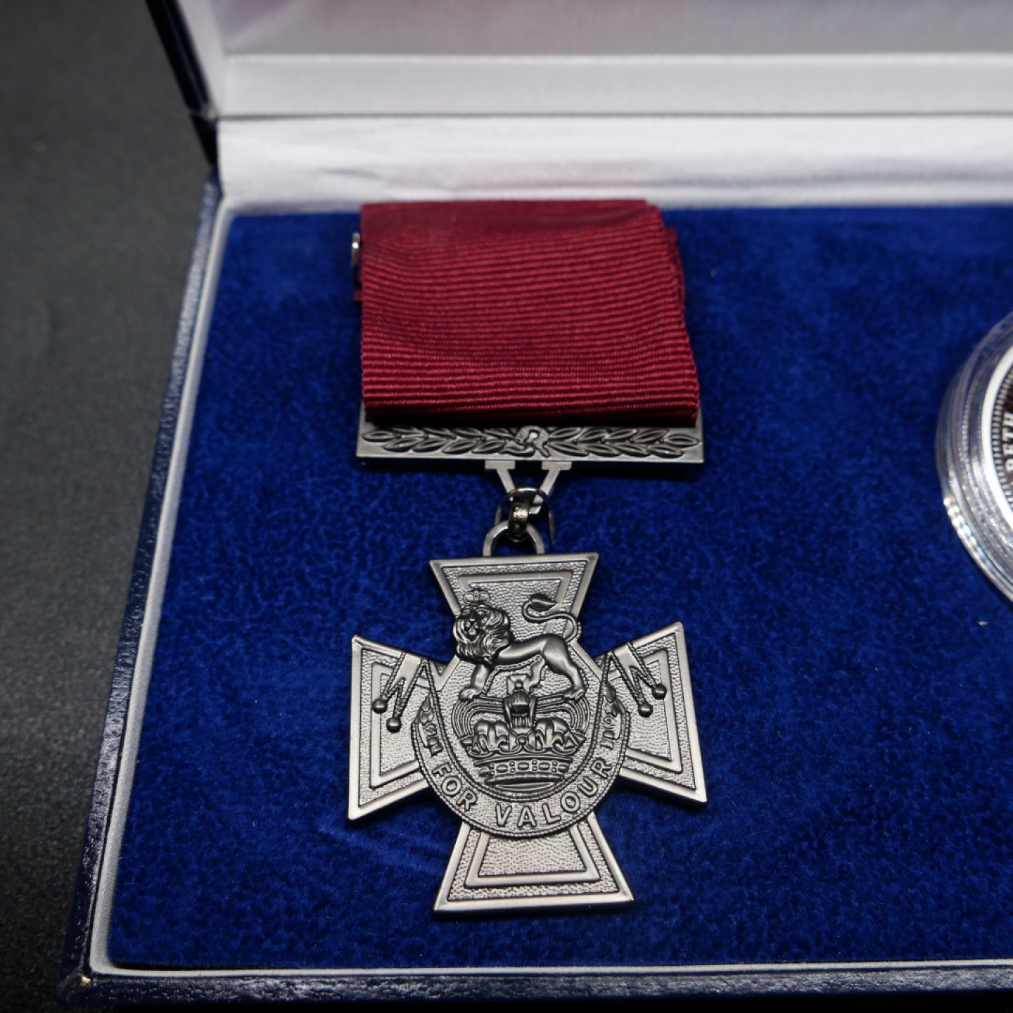 交易所2月25日英国/联邦币章专场 英国维多利亚十字奖章纪念银币套章，银币999银，1盎司，限量发售