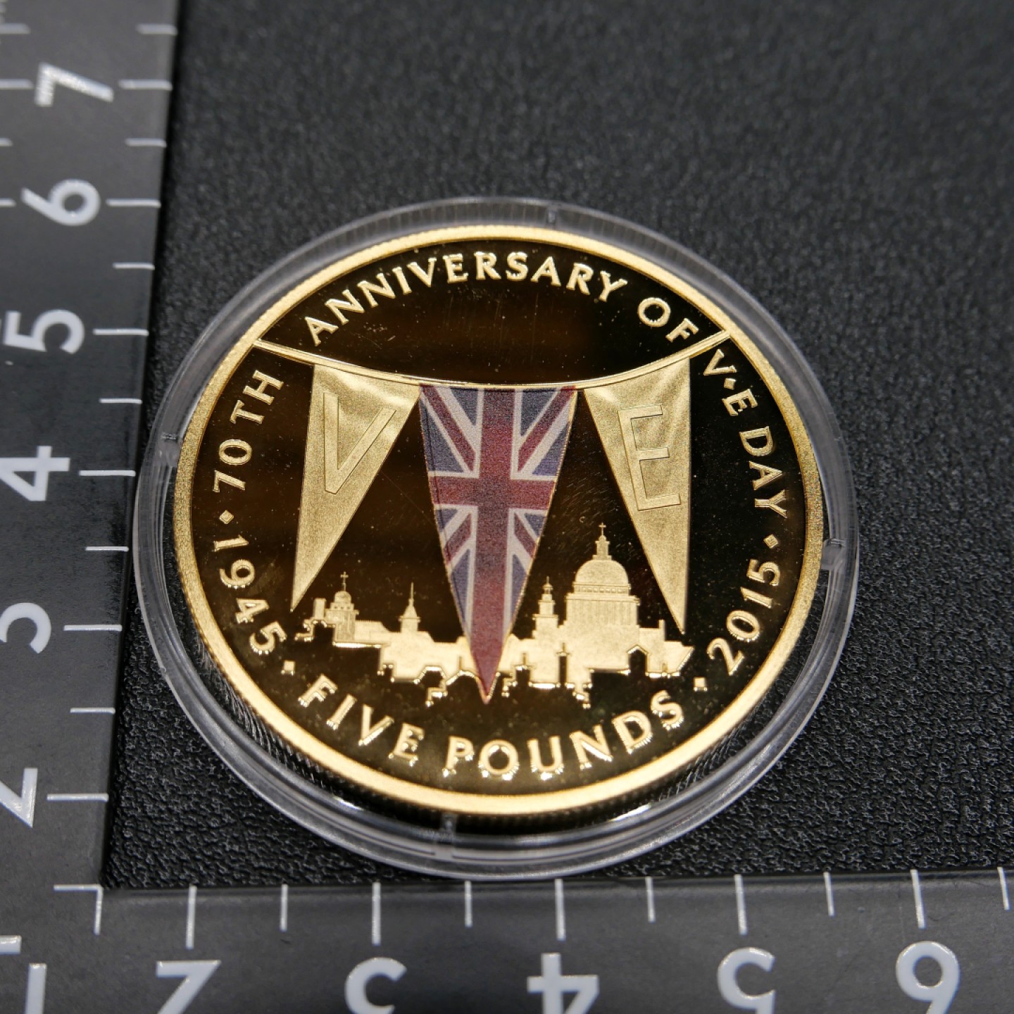 交易所2月25日英国/联邦币章专场 5英镑面值二战胜利70周年纪念币，镀金完整