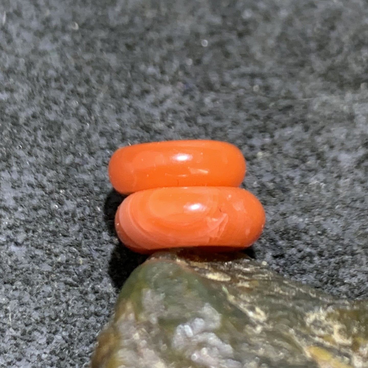 川料柿子红南红玛瑙卡环两个，