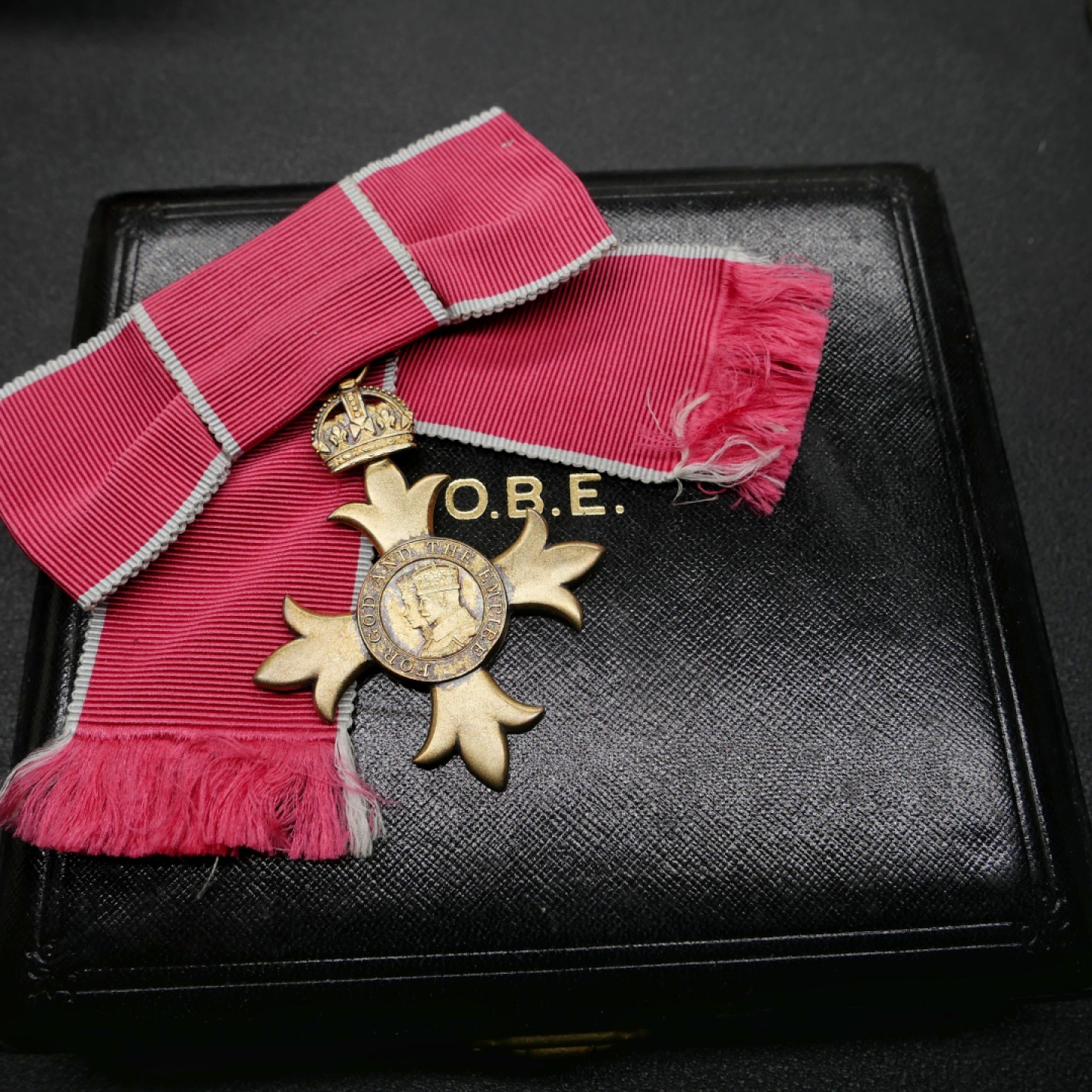 交易所2月25日英国/联邦币章专场 英国军官级大英帝国勋章，银质镀金，皇家造币厂原盒，女版