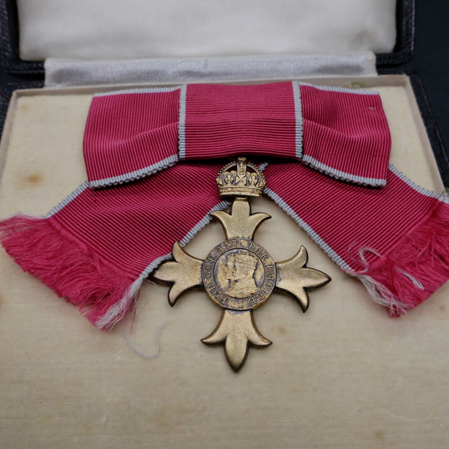 交易所2月25日英国/联邦币章专场 英国军官级大英帝国勋章，银质镀金，皇家造币厂原盒，女版