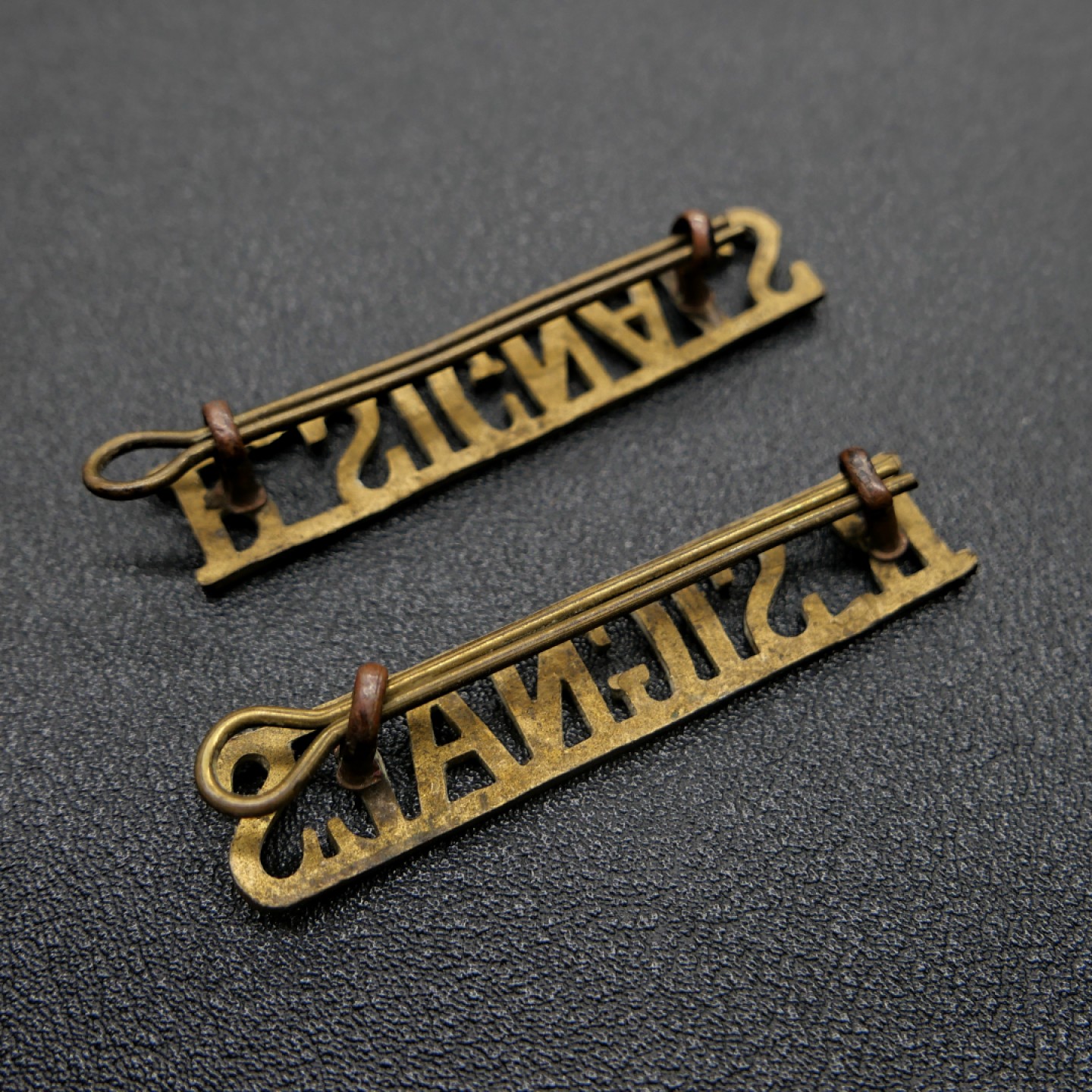 交易所2月25日英国/联邦币章专场 英国皇家信号兵肩章军种章，铜质