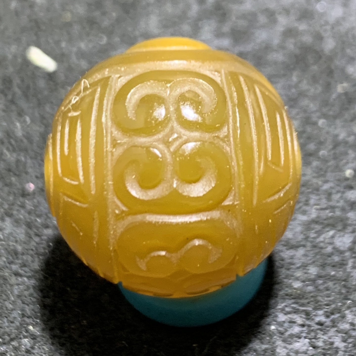 精美高润度冻料飘金沙鸡油黄蒙料战国红雕刻天眼回纹珠子一颗，