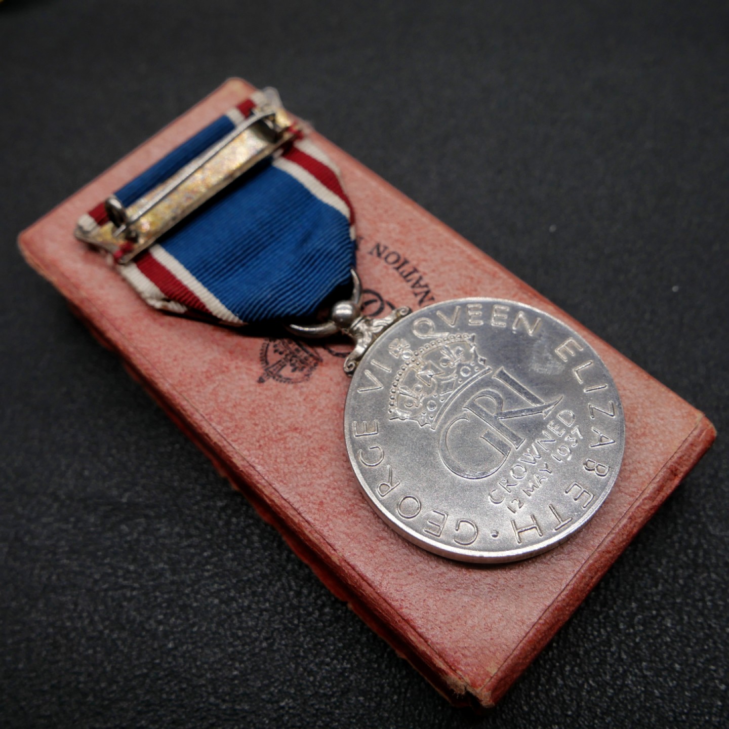 交易所2月25日英国/联邦币章专场 英王乔治六世登基加冕奖章，银质，原盒