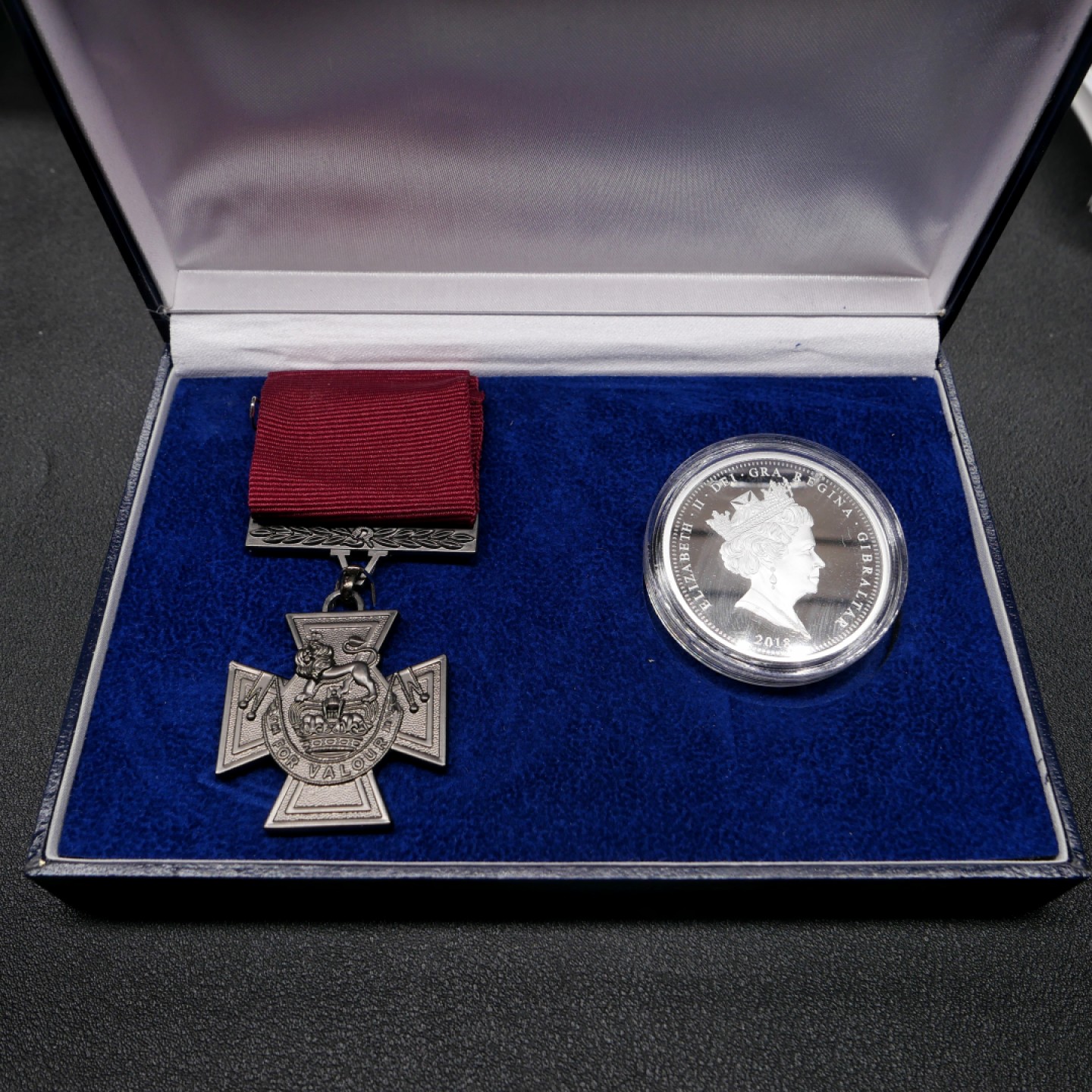 交易所2月25日英国/联邦币章专场 英国维多利亚十字奖章纪念银币套章，银币999银，1盎司，限量发售