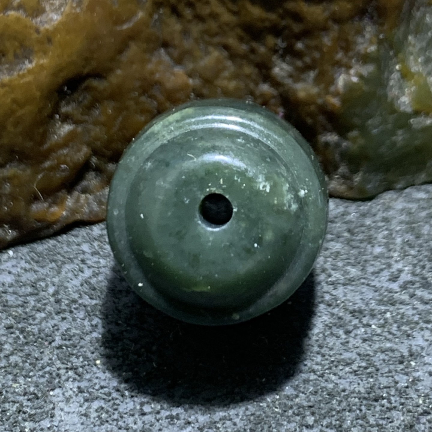 天然新疆和田青玉桶珠一颗，