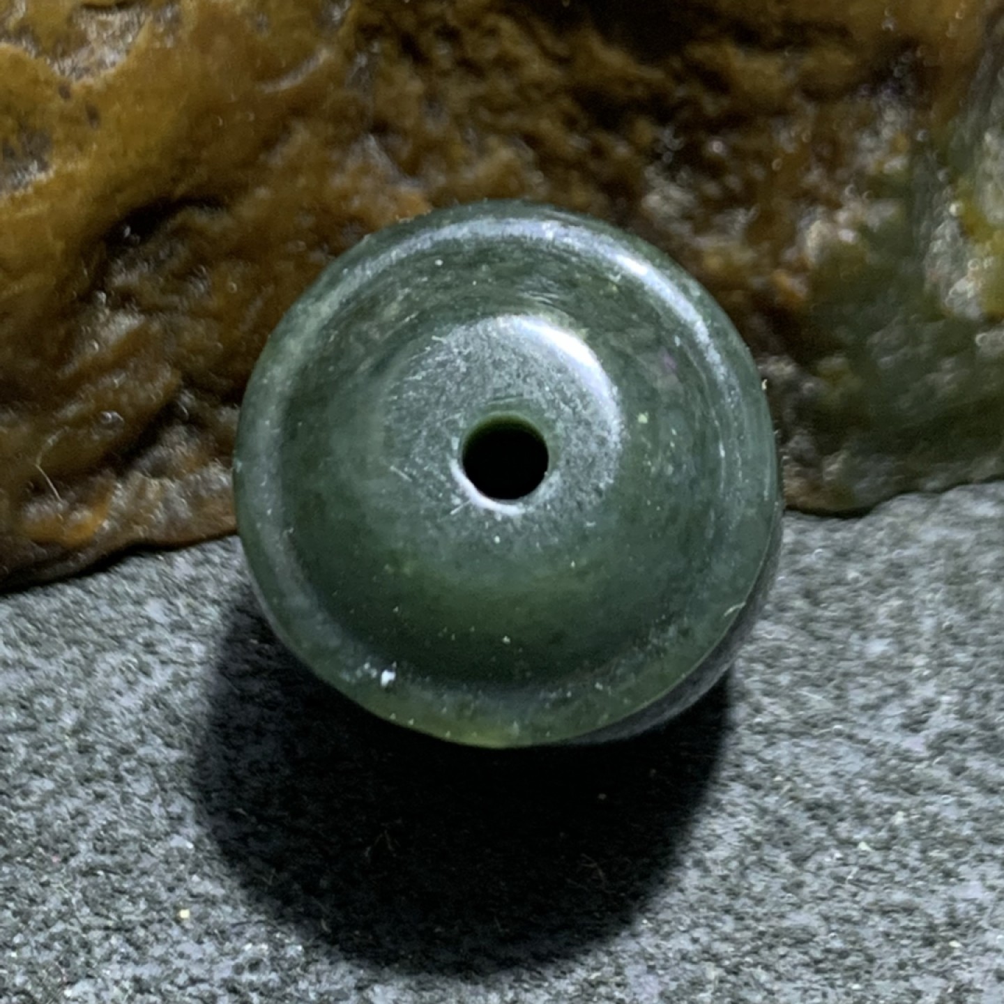 天然新疆和田青玉桶珠一颗，
