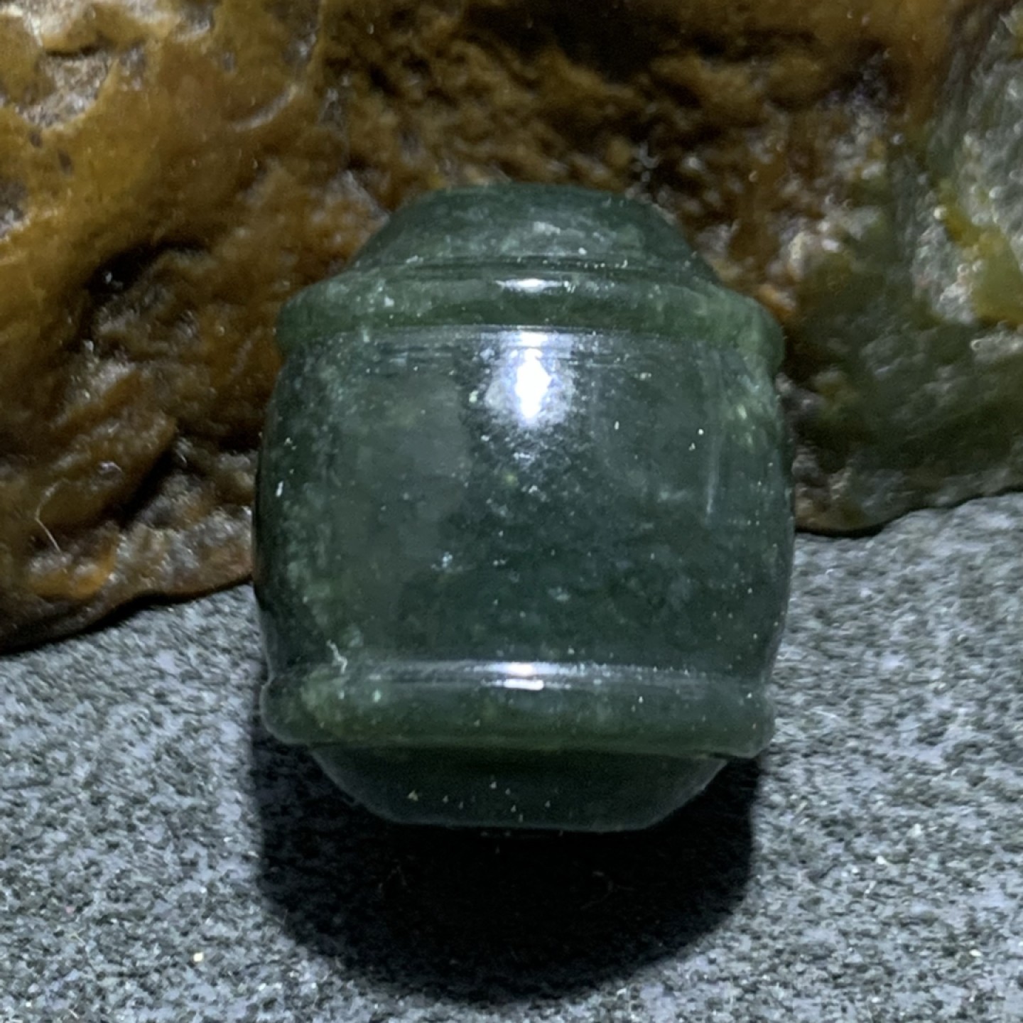 天然新疆和田青玉桶珠一颗，