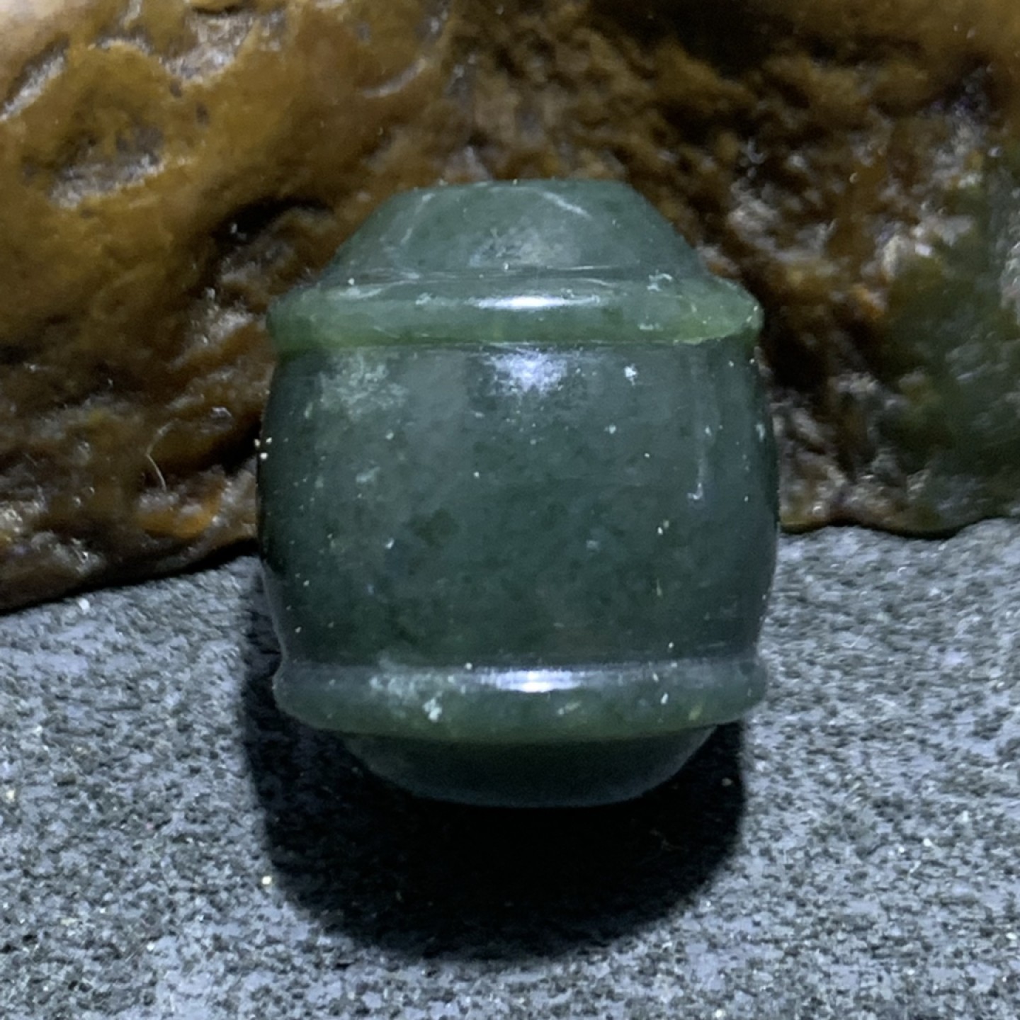天然新疆和田青玉桶珠一颗，