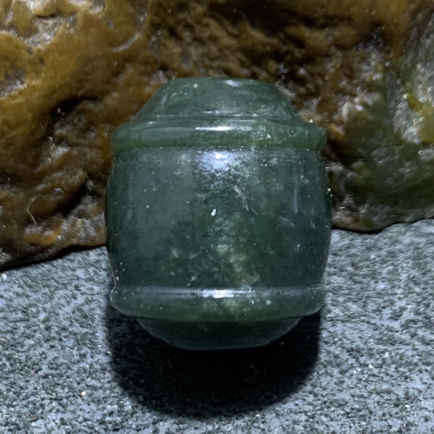 天然新疆和田青玉桶珠一颗，