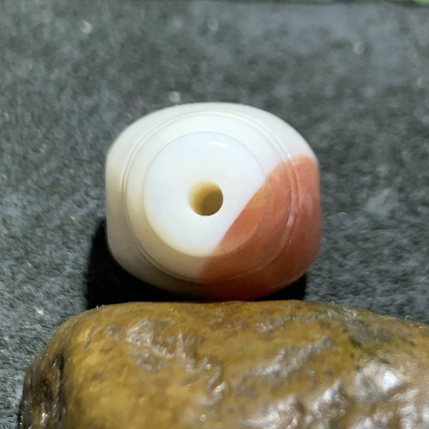保山南红玛瑙红白双色三通佛头一个，